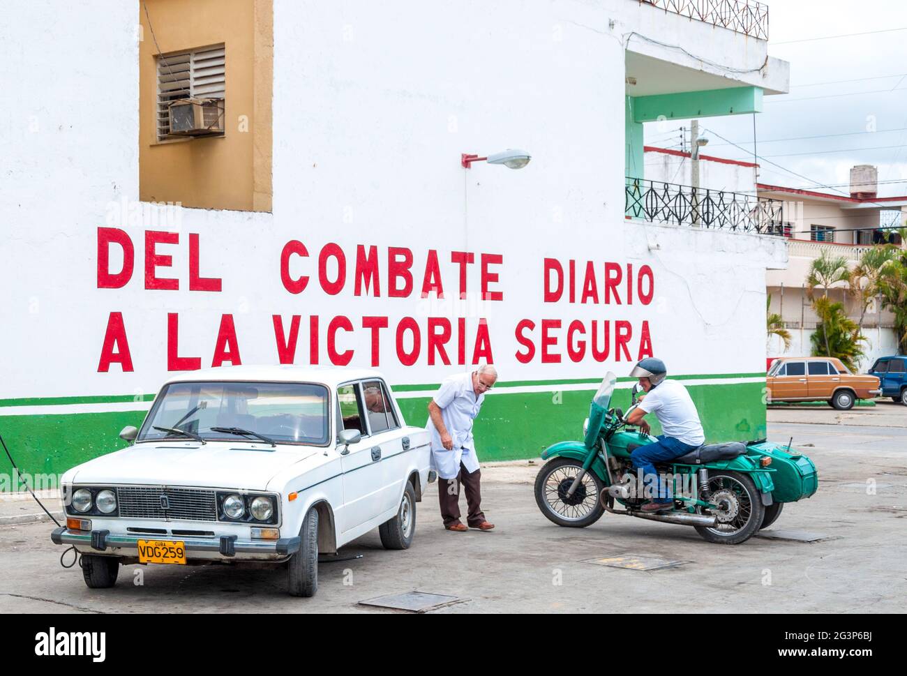 A medicine doctor inflating Lada tires or wheels, Santa Clara, Cuba Stock Photo