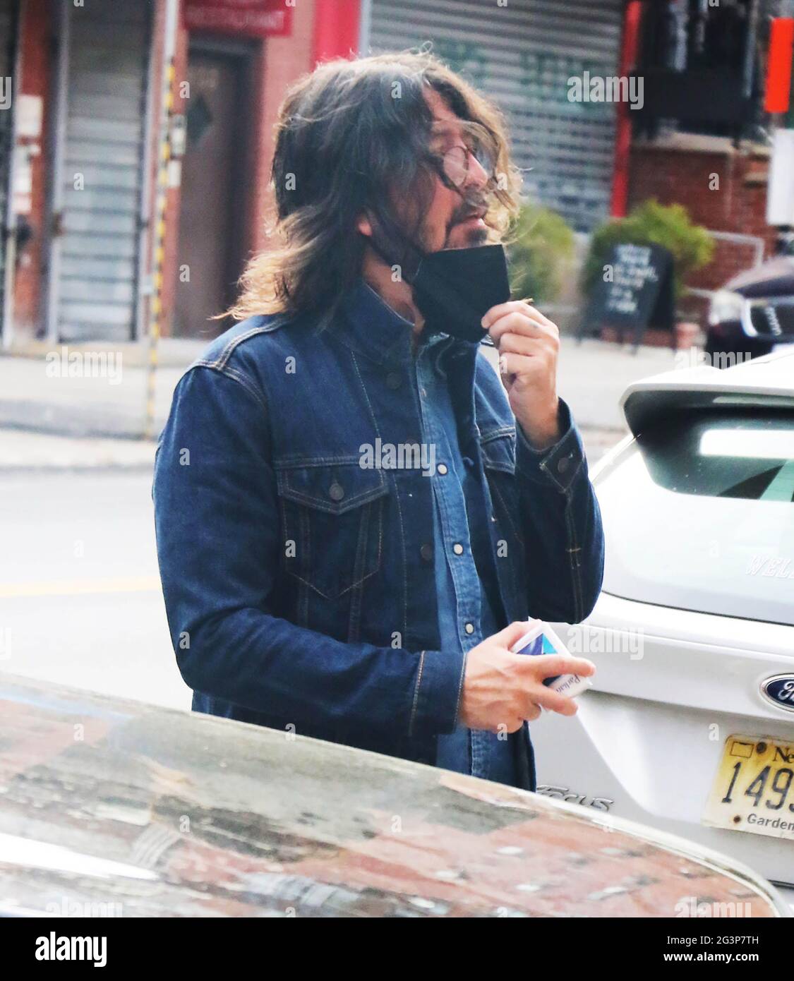 New York - NY - 20210525-Dave Grohl has a Quick Smoke Before Going on CBS  This Morning -PICTURED: Dave Grohl ROGER WONG Stock Photo - Alamy