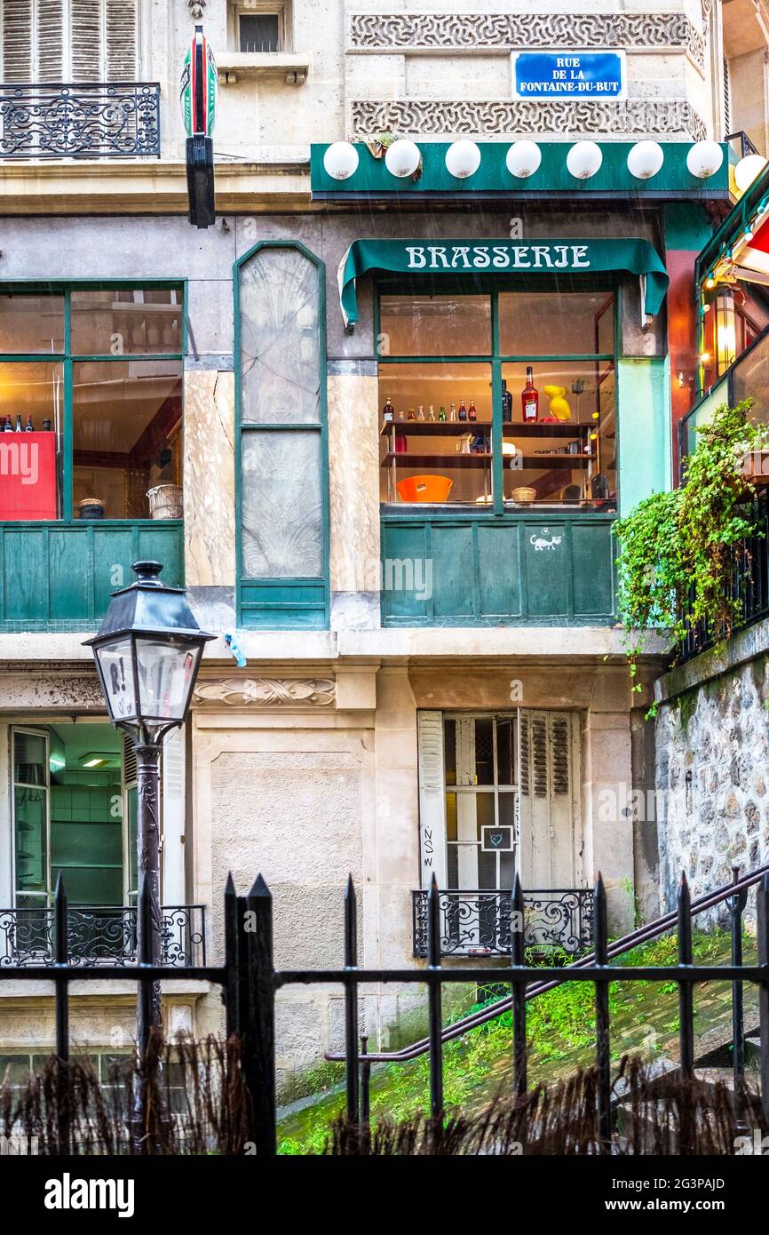 Typical Paris Restaurant in Montmartre, traditional Paris scene – FOODPIX Stock Photo