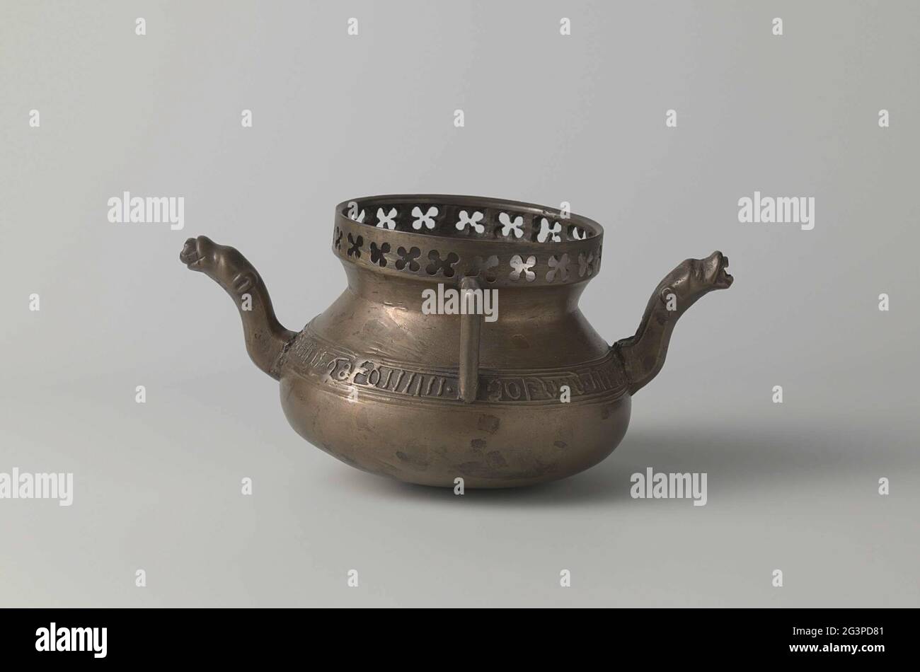 Lavabo with four passes and religious text. The object has been poured into  two halves. The boiler has a somewhat flatbolle shape, the upper part with  the hollow neck in diameter makes