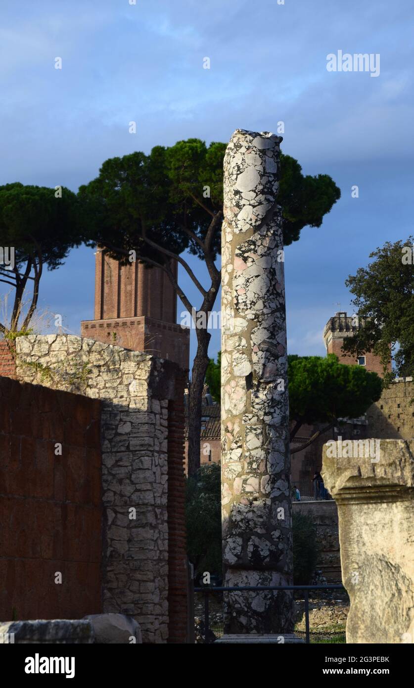 Ruins forum romanum rome hi-res stock photography and images - Alamy
