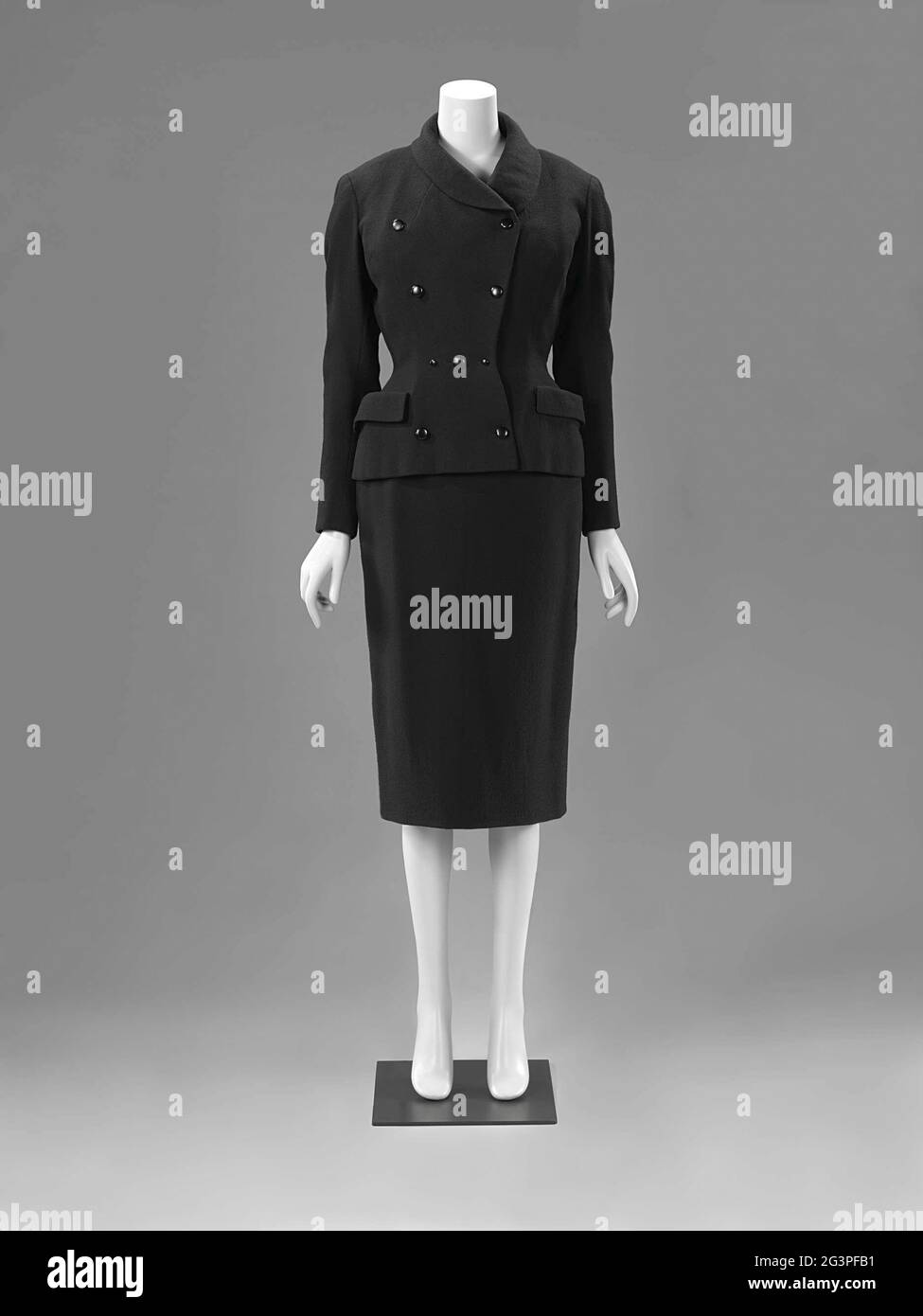 Dress and Jacket (complet). Christian Dior launched the ‘New Look’ in 1947, with pronounced female forms as its distinguishing feature. The hourglass figure is quite distinct here. The nipped-in waist is accentuated by slit pockets at the hips and a tapered placement of the buttons. Mrs Brusse also chose the ensemble because of its name: Urtebise, her maiden name. Stock Photo