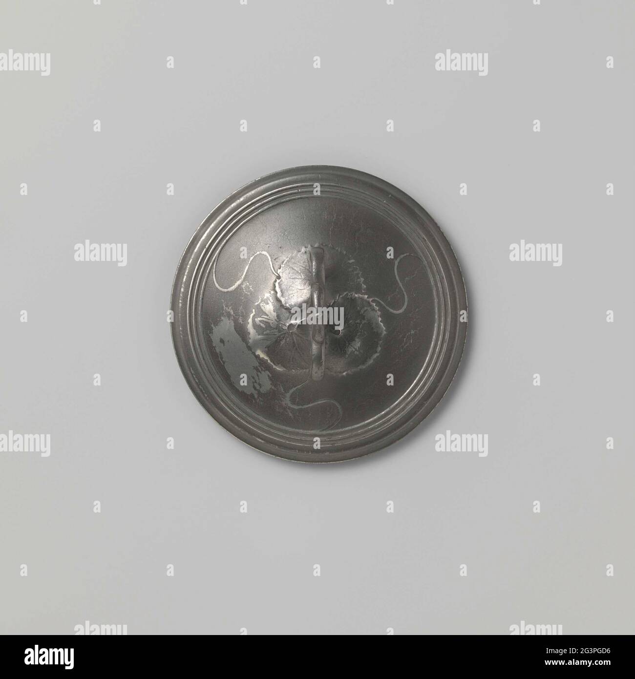 Lid of a butter dish. Lid of a tin butter dish. The edge has profiled. The handle contains three