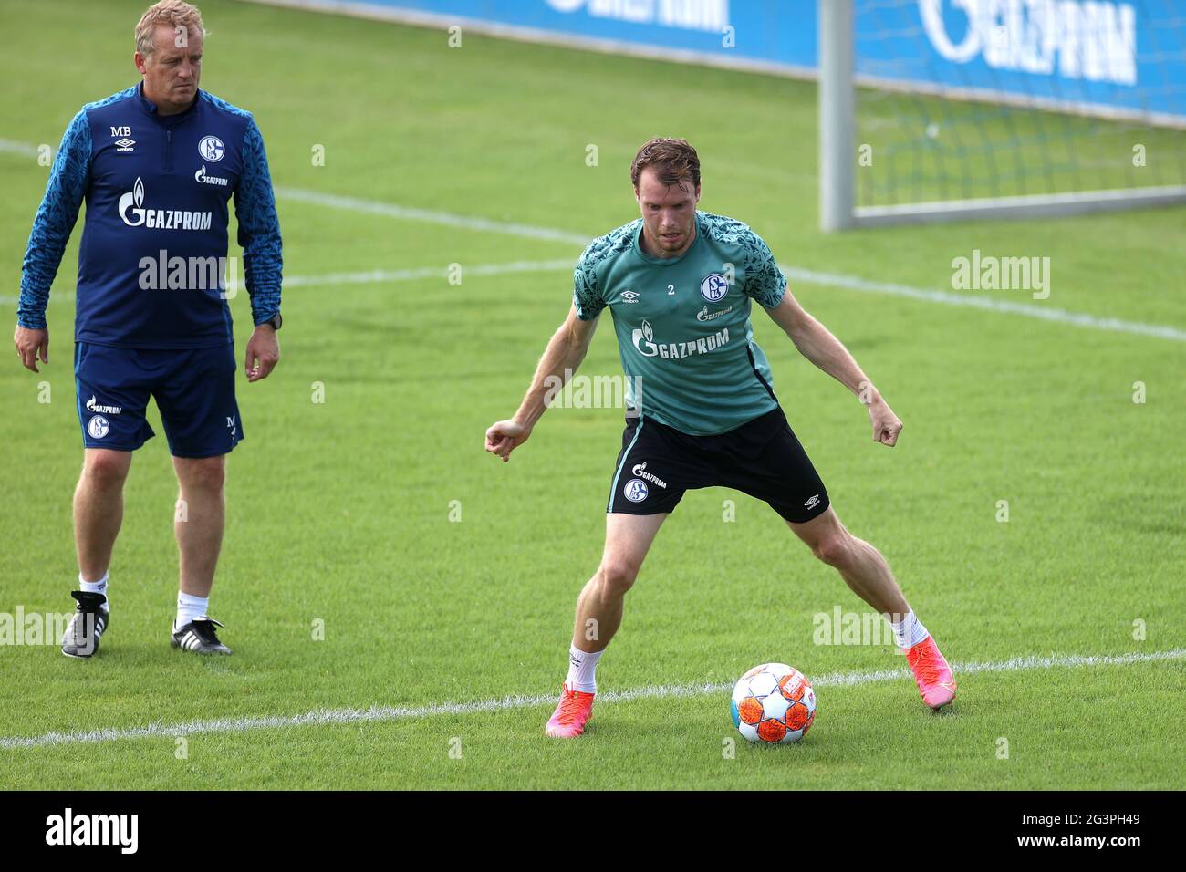 Gelsenkirchen, Germany. 17th June, 2021. Football: 2nd Bundesliga; At the  start of training for FC Schalke 04, Schalke's new signing Thomas Ouwejan  (r) plays the ball under the watchful eye of Schalke's