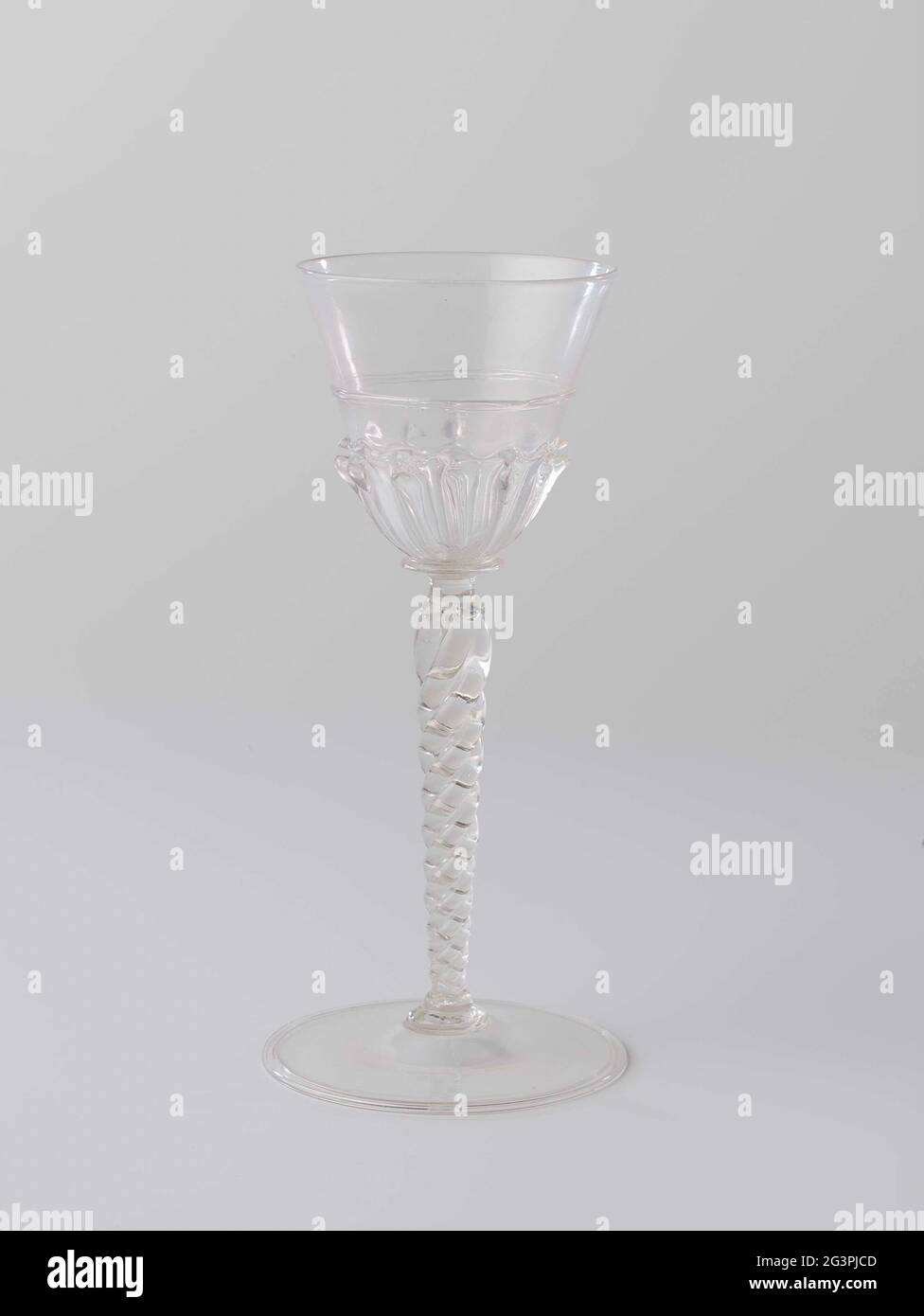 Kelkglas with funnel-shaped chalice with ribs. Flat foot with beaten ...