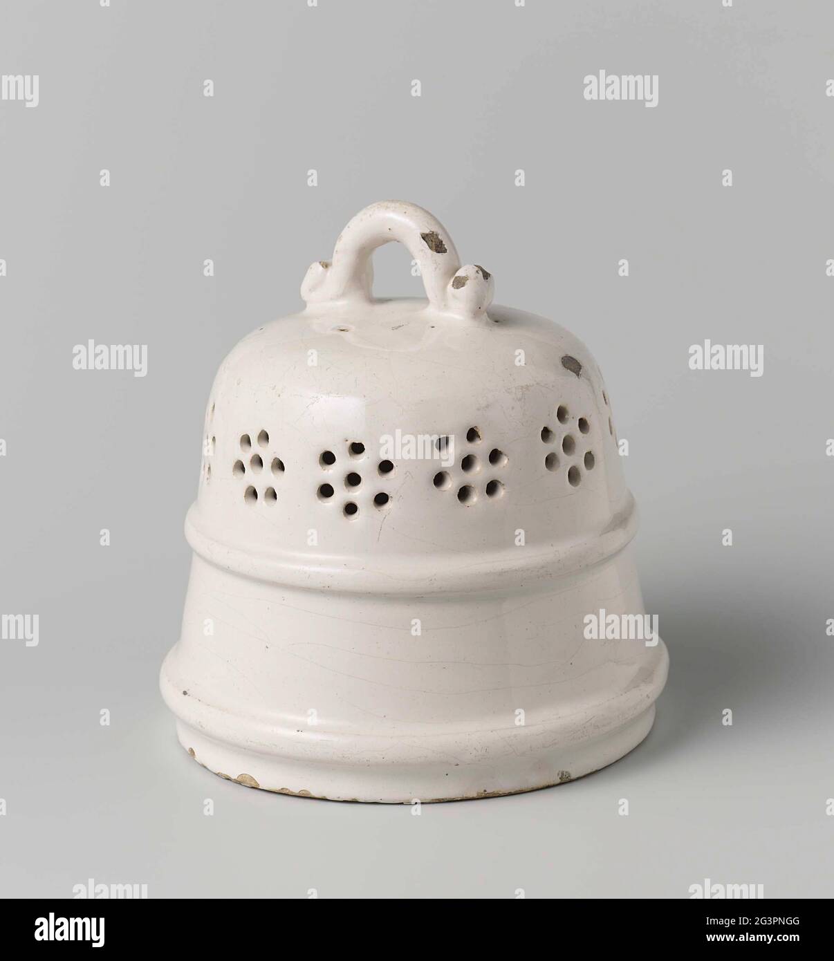 formeel Desillusie schuintrekken Stolp with two tires and eleven opened rosettes. Slim conical bell from  untangled faience, with two tires imposed, eleven open-finished rosettes  and a C-shaped ear on the top Stock Photo - Alamy