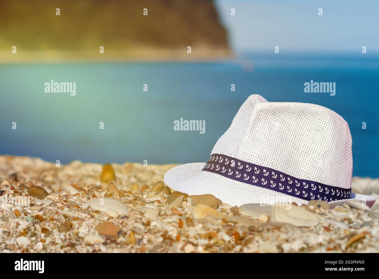 a mens beach hat on sun lounger Stock Photo - Alamy