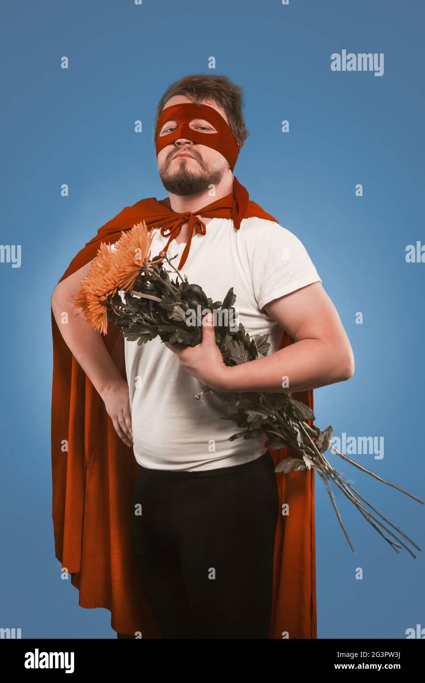 Uomo divertente che indossa un costume da supereroe Foto stock - Alamy