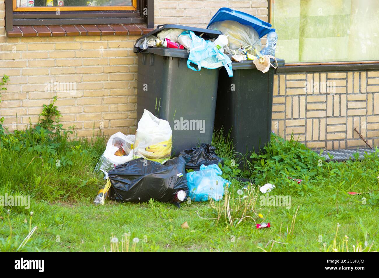 Pile garbage in front house hi-res stock photography and images - Alamy
