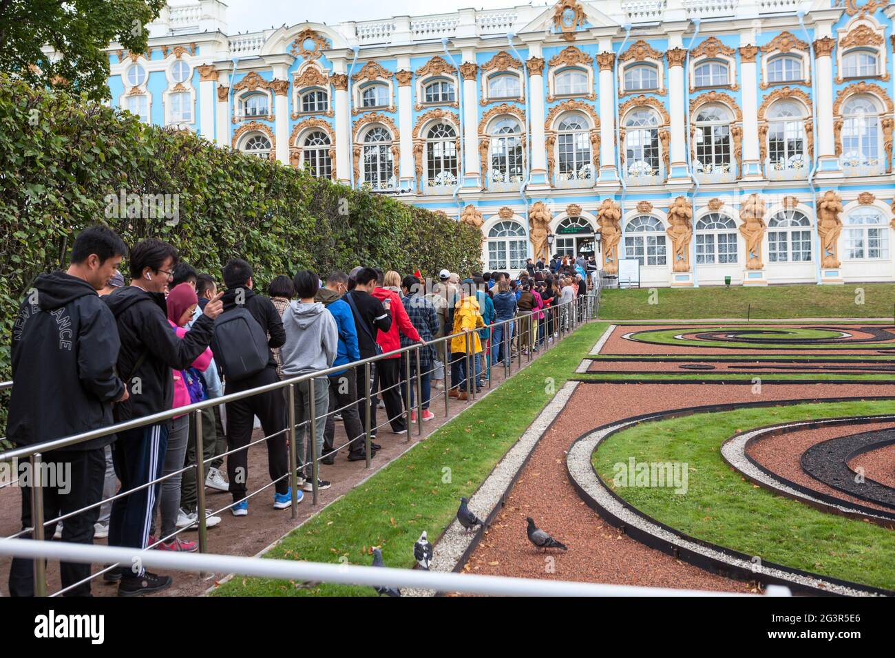 Pushkin town, Saint-Petersburg, Russia-circa Aug, 2019: Tourists stand in long queue to visit the Amber Room of the Great Catherine Palace. Museum-res Stock Photo