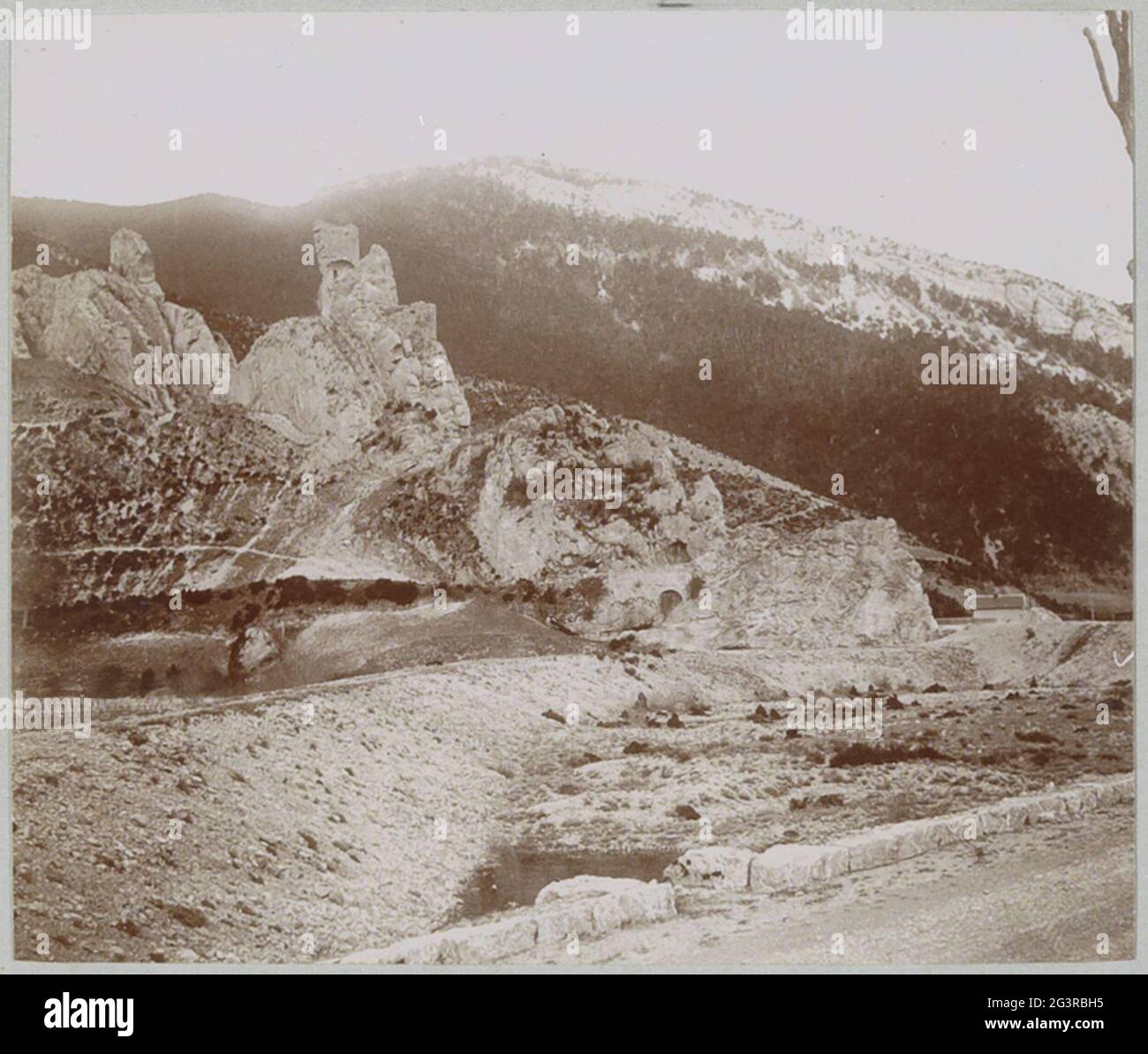 Mountain landscape, presumably the Gorges du Cians in the Alpes-Maritimes. Part of photo album from a French amateur photographer with recordings of trips in France, Spain, Belgium, Luxembourg and the Netherlands, the first automobiles and autoraces. Stock Photo