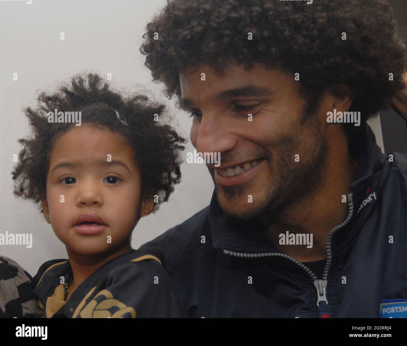 PORTSMOUTH AND ENGLAND GOALKEEPER DAVID JAMES MEETS LOOK A LIKE   TALIYA DAWKINS AGED 2 WHEN HE VISITED CHILDREN AT THE QUEEN ALEXANDRA HOSPITAL, PORTSMOUTH. PIC MIKE WALKER, 2009 Stock Photo