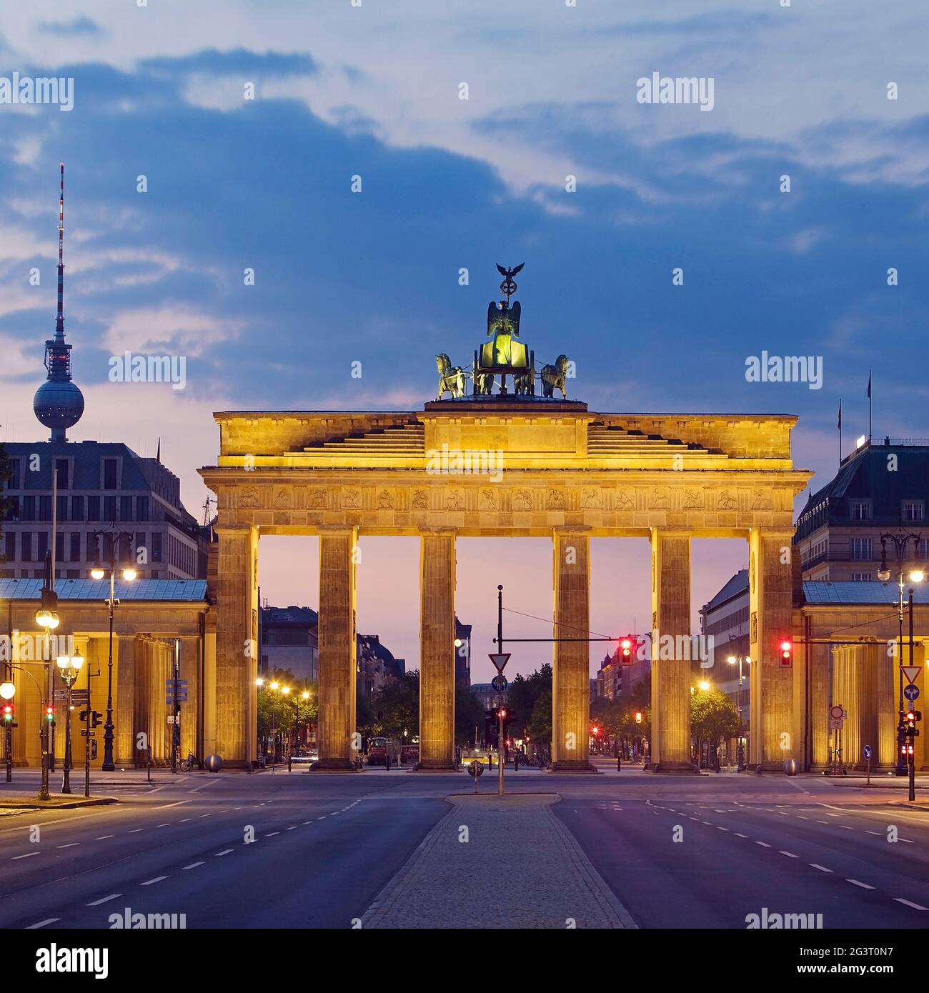 Empty boulevards hi-res stock photography and images - Alamy