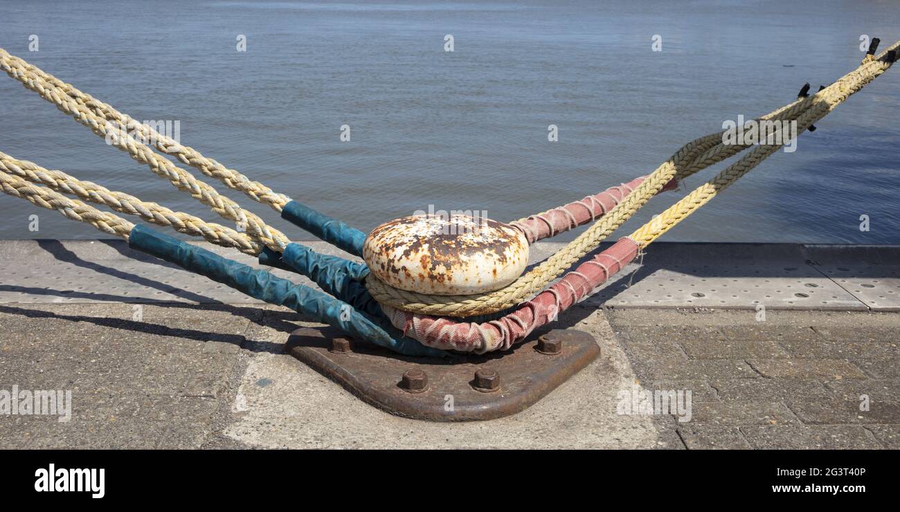 Bullards Rope Rope at the bollard Stock Photo - Alamy