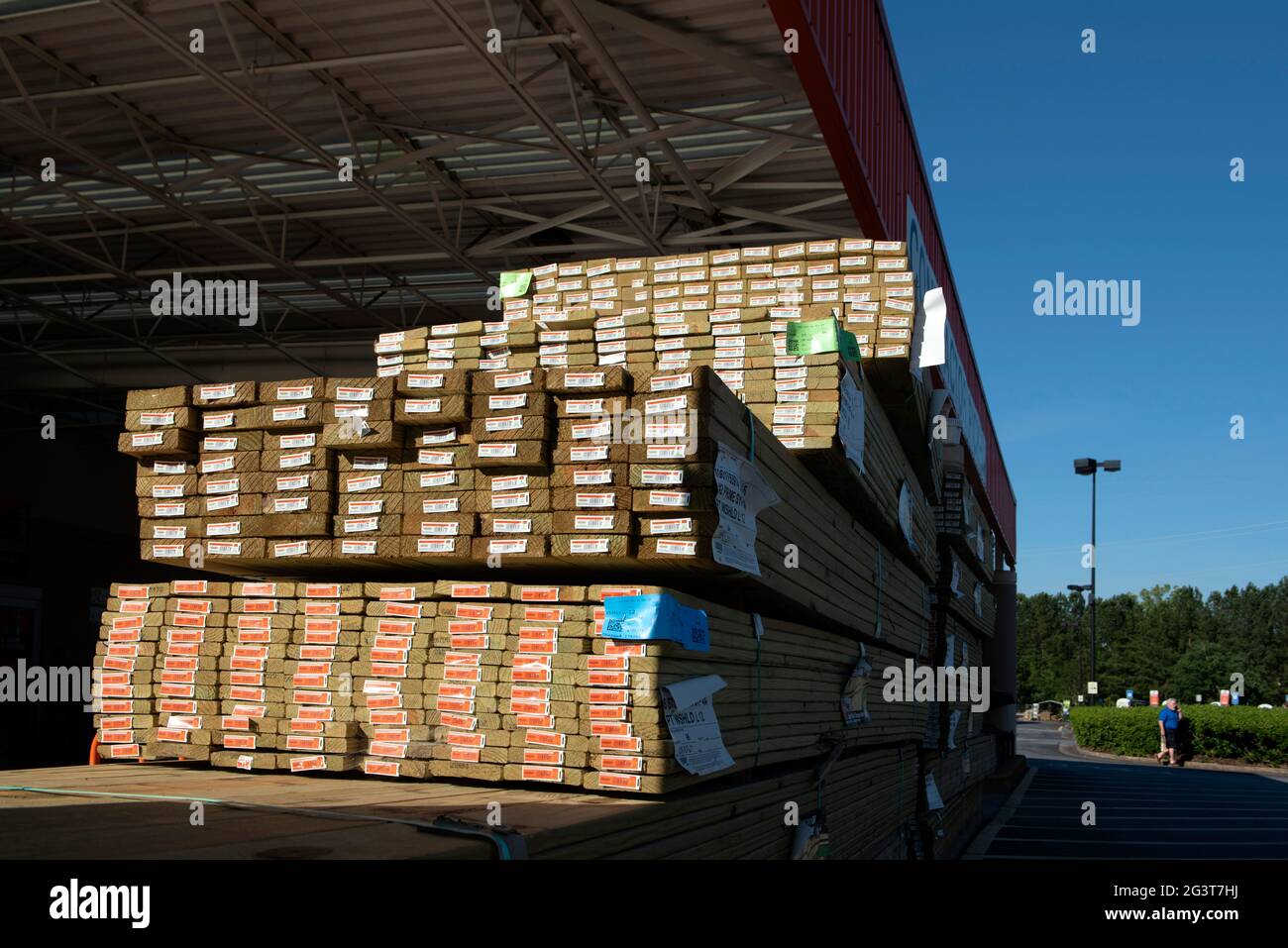 Canton, Georgia, USA. 17th June, 2021. Stacks of construction lumber await pickup at a contractor entrance to Home Depot store north of Atlanta. Lumber prices are falling""”fast, industry observers report. On Tuesday, the price per thousand board feet fell $114 to $1,210, according to industry trade publication Fastmarkets Random Lengths. This comes after its record $122 decline last week. In all, the ''cash'' price of lumber is down 20%""”the threshold in the securities world for a bear market""”since the $1,515 all-time high set on May 28. Credit: Robin Rayne/ZUMA Wire/Alamy Live News Stock Photo