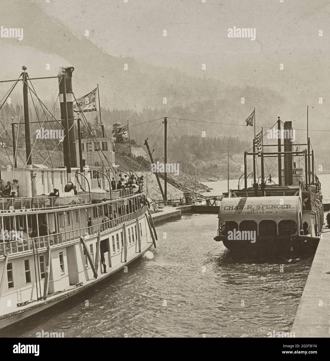 Descending the Cascade Locks, on the vast Columbia River, Oregon, circa 1906 Stock Photo
