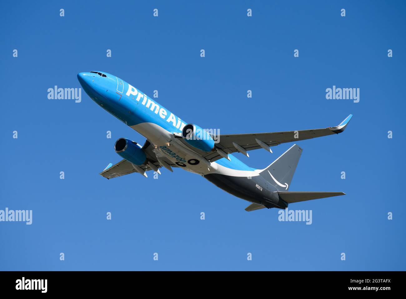 Everett, WA, USA - June 16, 2021; Amazon Prime Air cargo freighter climbing  against a clear blue sky. The Boeing 737-800 is operated by Southern Air  Stock Photo - Alamy