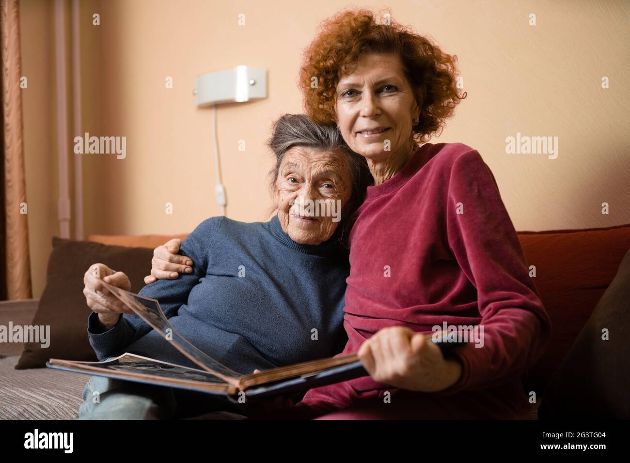 Mature woman photo album hi-res stock photography and images - Alamy