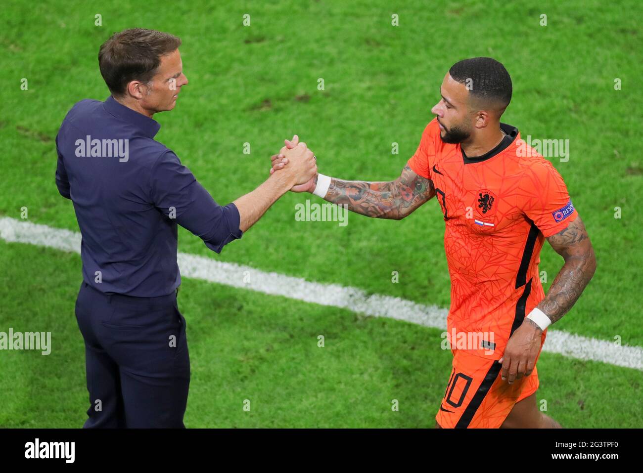 Amsterdam, Netherlands. 17th June, 2021. Coach Frank de Boer (L) of the Netherlands shakes hands with Memphis Depay during the UEFA Euro 2020 Championship Group C match between Netherlands and Austria in Amsterdam, the Netherlands, June 17, 2021. Credit: Zheng Huansong/Xinhua/Alamy Live News Stock Photo