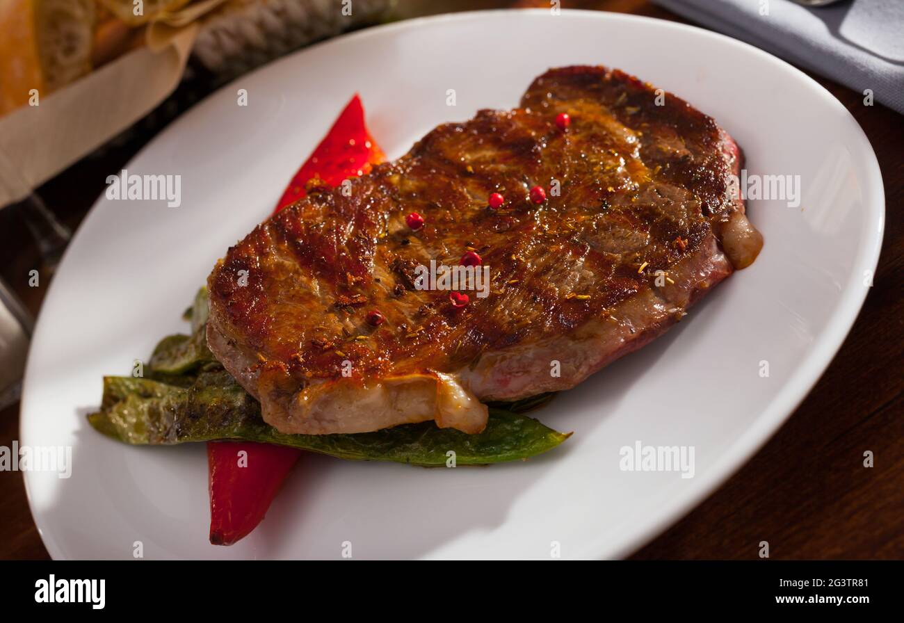 Beef entrecote with string beans and bell pepper Stock Photo Alamy