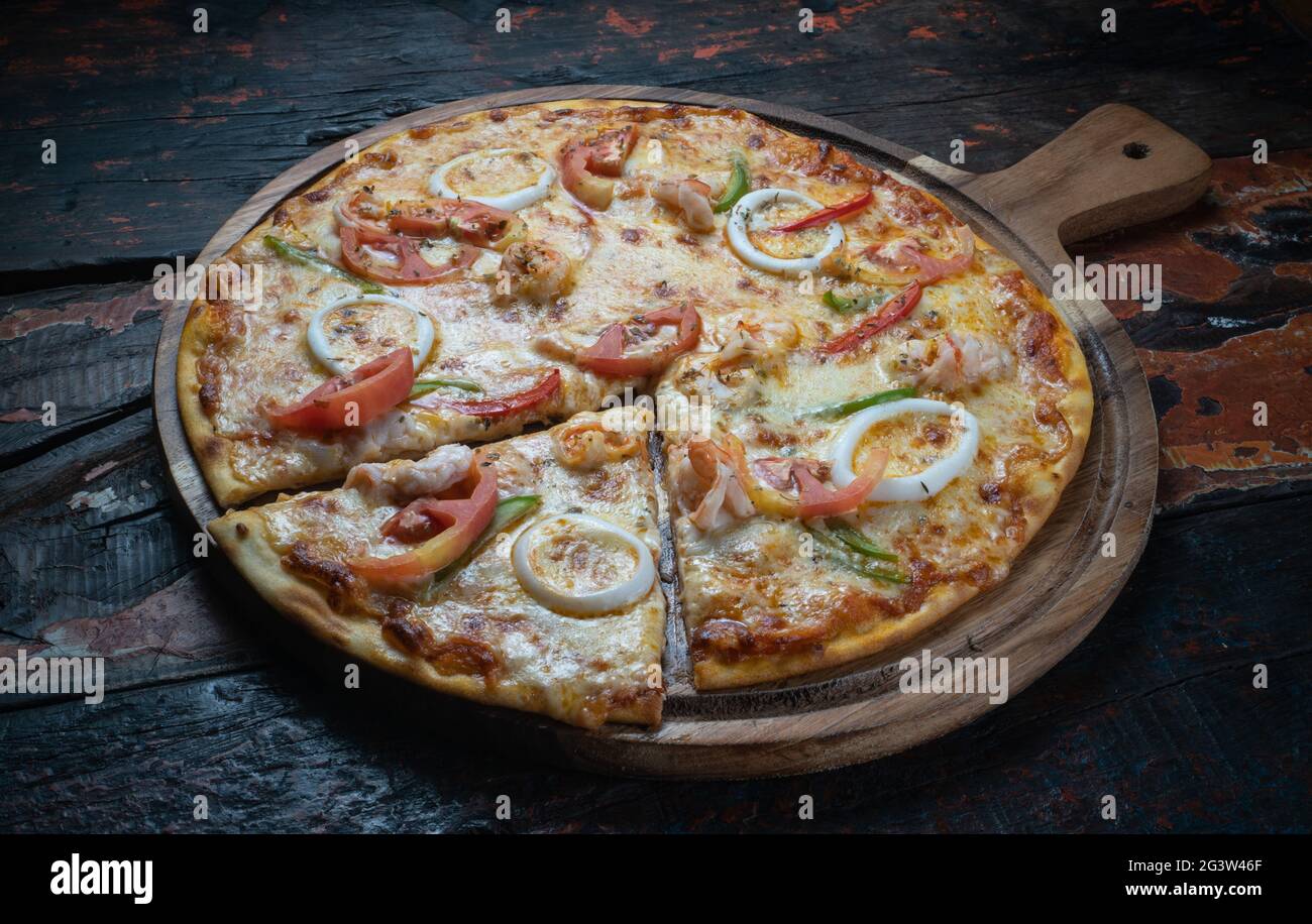 Rustic mozzarella cheese tomato pizza hi-res stock photography and ...