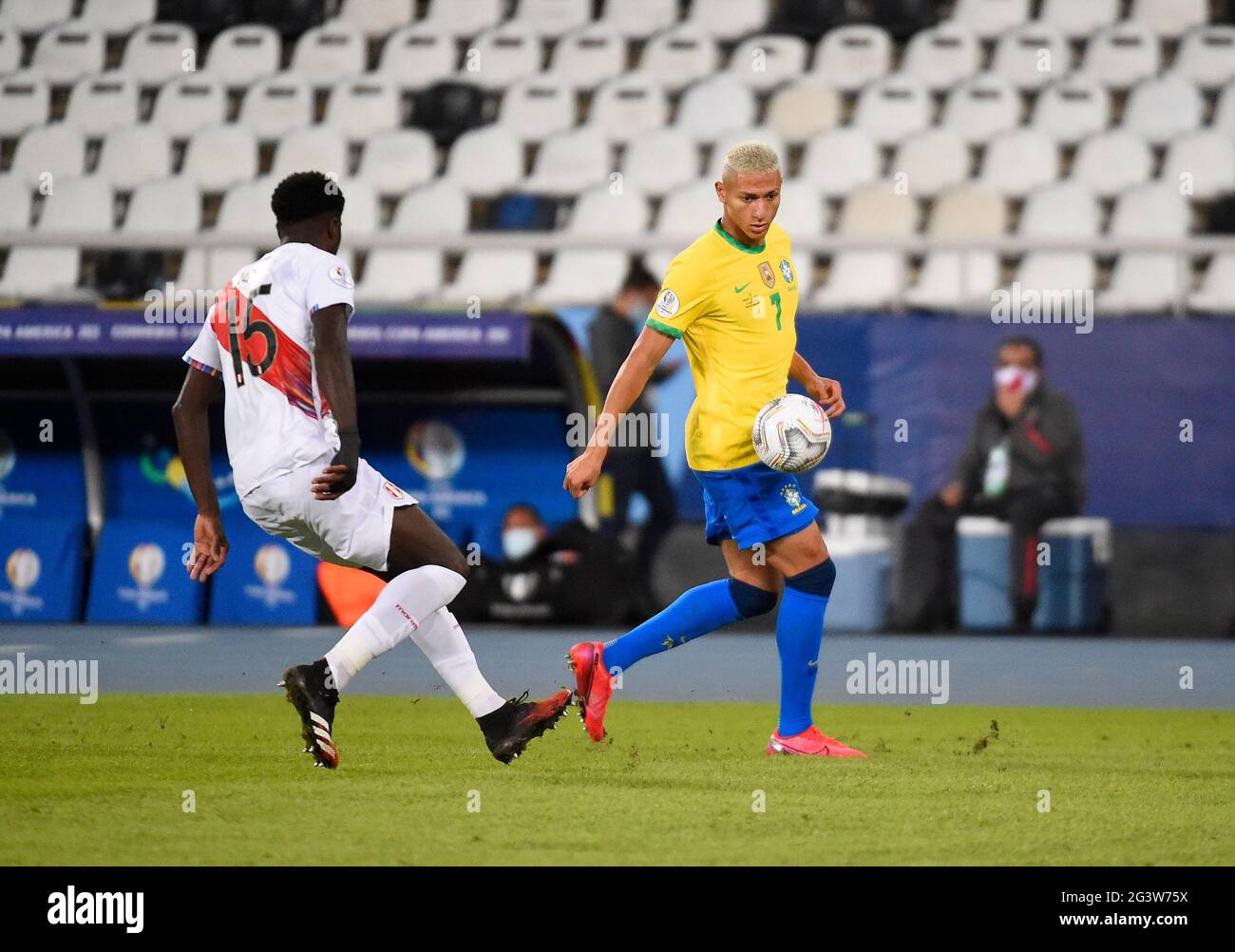 Rio de Janeiro, Brazil. 17th June, 2021: Peru's Andre Carrillo, left, and Brazil's Richarlison battle for the ball during a Copa America soccer match at Nilton Santos stadium in Rio de Janeiro, Brazil 17 Jun 2021 Credit: Andre Paes/Alamy Live News Stock Photo