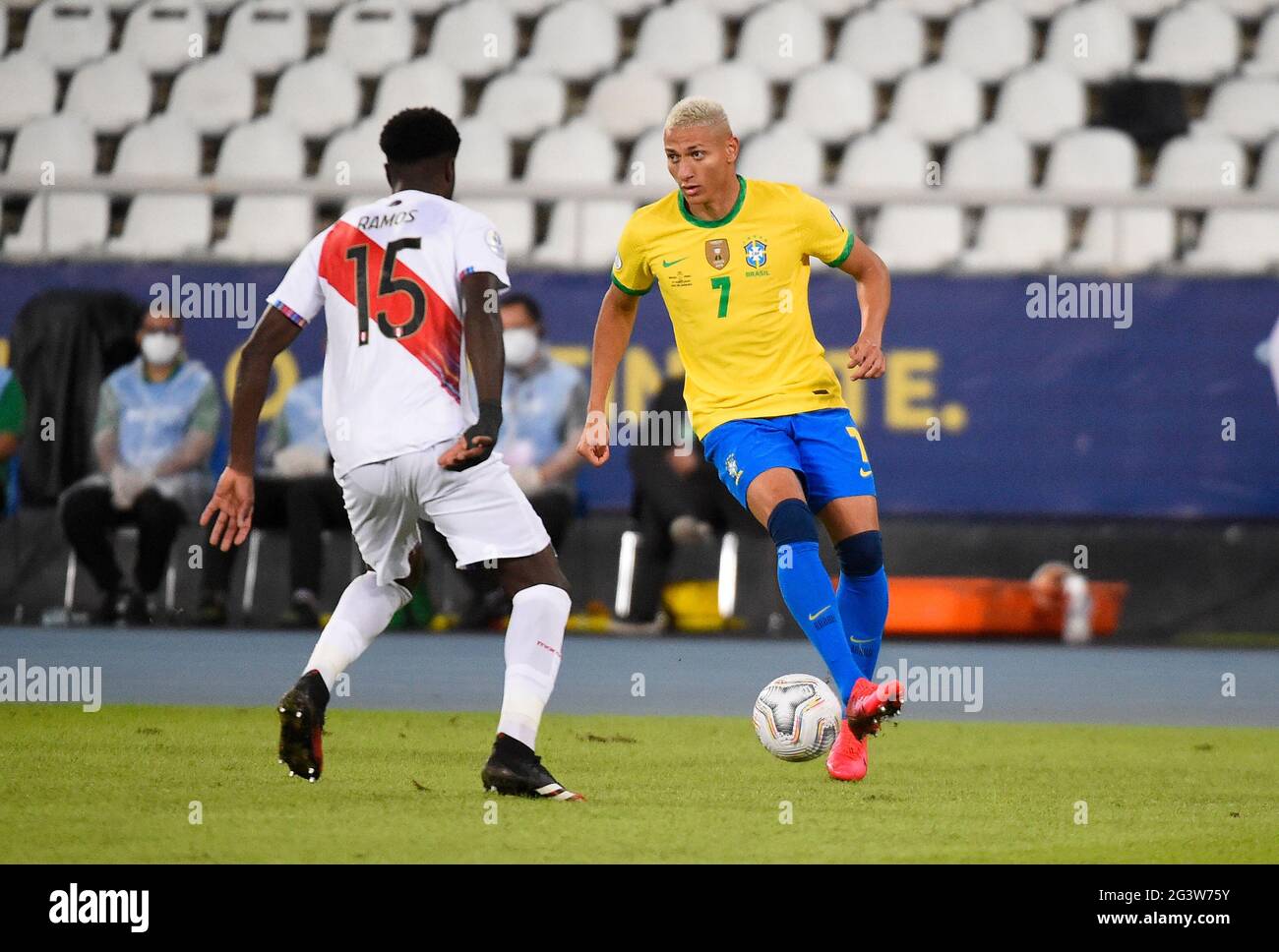 Rio de Janeiro, Brazil. 17th June, 2021: Peru's Andre Carrillo, left, and Brazil's Richarlison battle for the ball during a Copa America soccer match at Nilton Santos stadium in Rio de Janeiro, Brazil 17 Jun 2021 Credit: Andre Paes/Alamy Live News Stock Photo