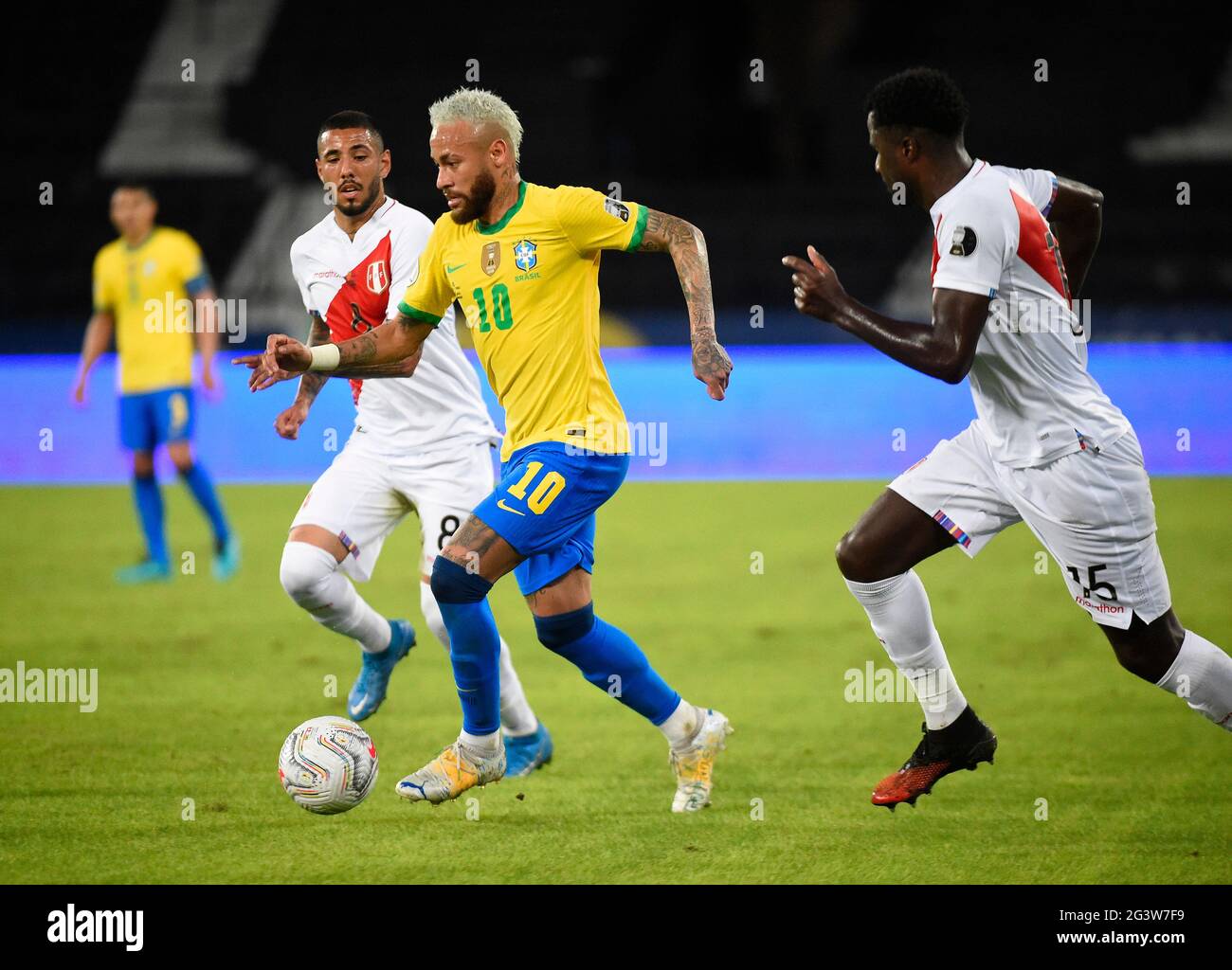 Rio de Janeiro, Brazil. 17th June, 2021: Brazil's Neymar, left, and Peru's Andre Carrillo battle for the ball during a Copa America soccer match at Nilton Santos stadium in Rio de Janeiro, Brazil 17 Jun 2021Brazil v Peru, Copa America, Football, Estadio Nilton Santos, Rio de Janeiro, Brazil - 17 Jun 2021 player Neymar Credit: Andre Paes/Alamy Live News Stock Photo