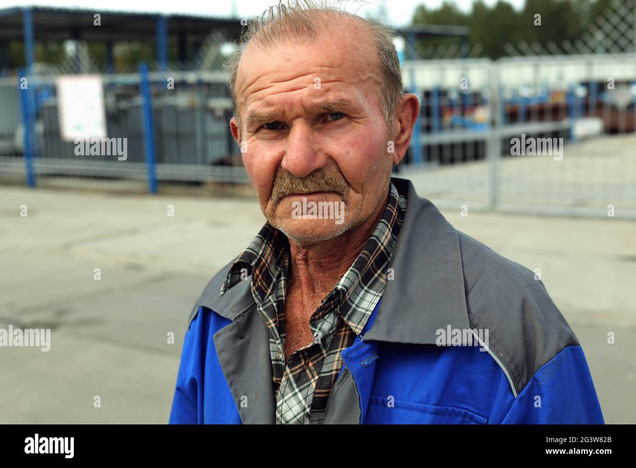 Sad old man hi-res stock photography and images - Alamy