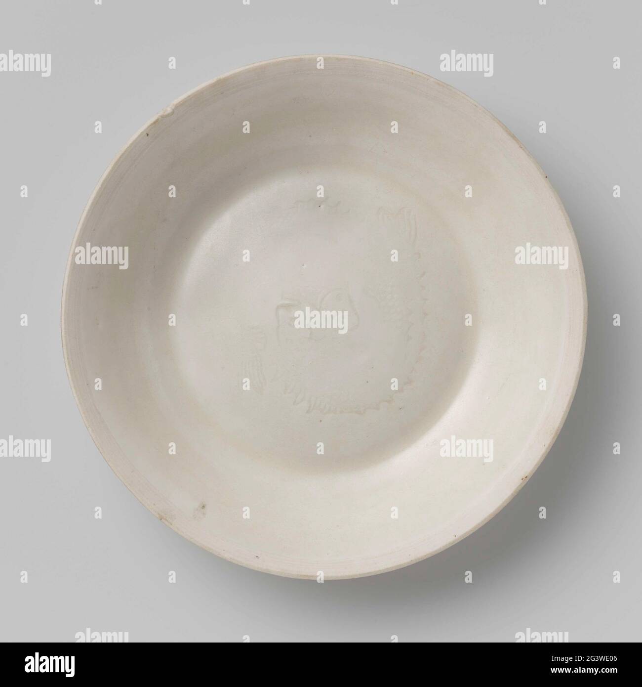 Saucerdish with two incised fish. Scale of stoneware, covered with a