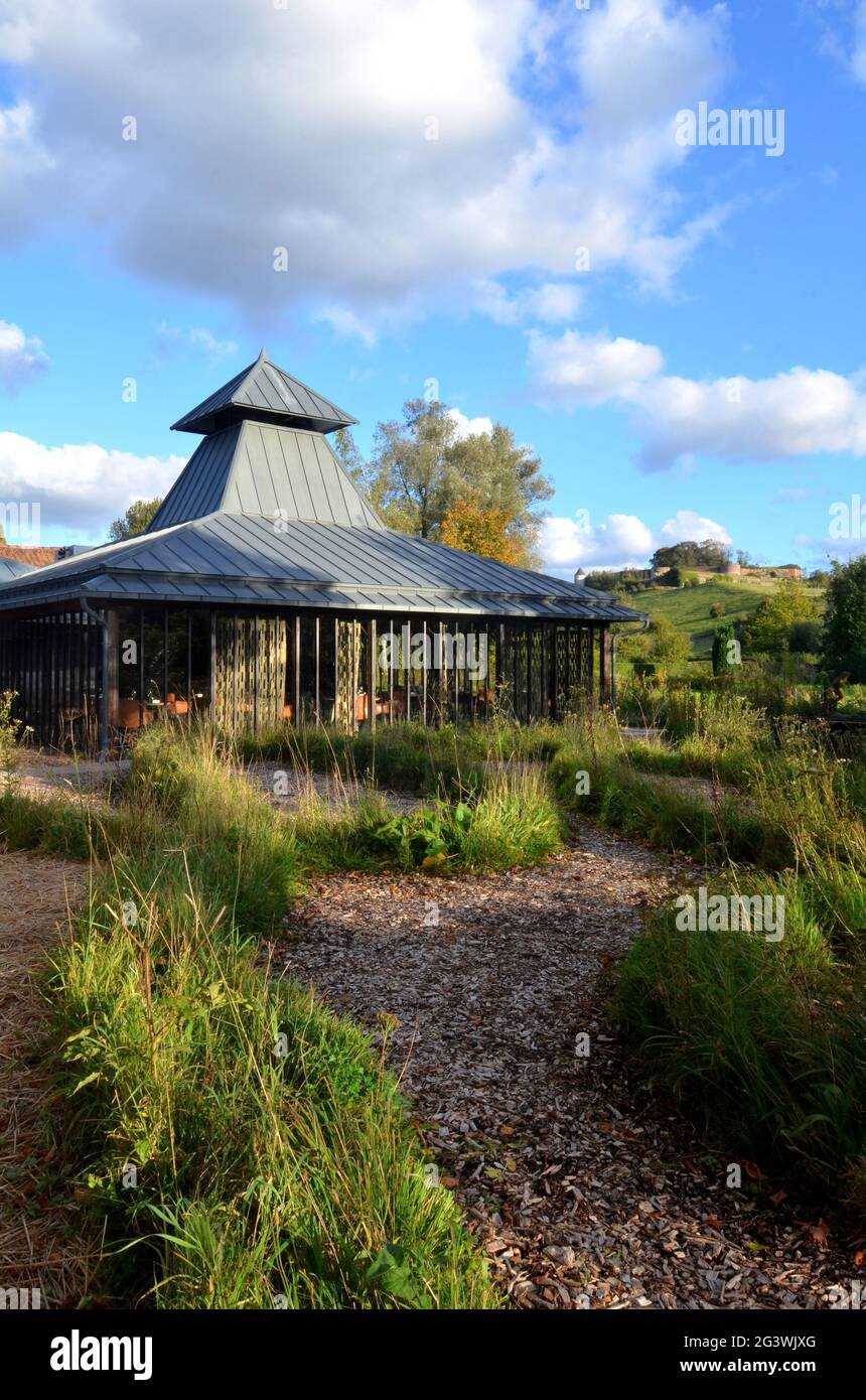 FRANCE. PAS-DE-CALAIS (62). MADELAINE-SOUS-MONTREUIL. RESTAURANT LA  GRENOUILLERE. CHEF ALEXANDRE GAUTHIER (1* MICHELIN). THE RESTAURANT HAS  BEEN DONE Stock Photo - Alamy