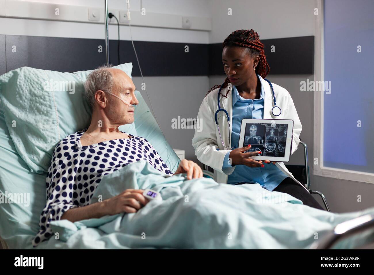 African american pain doctor hi-res stock photography and images - Alamy