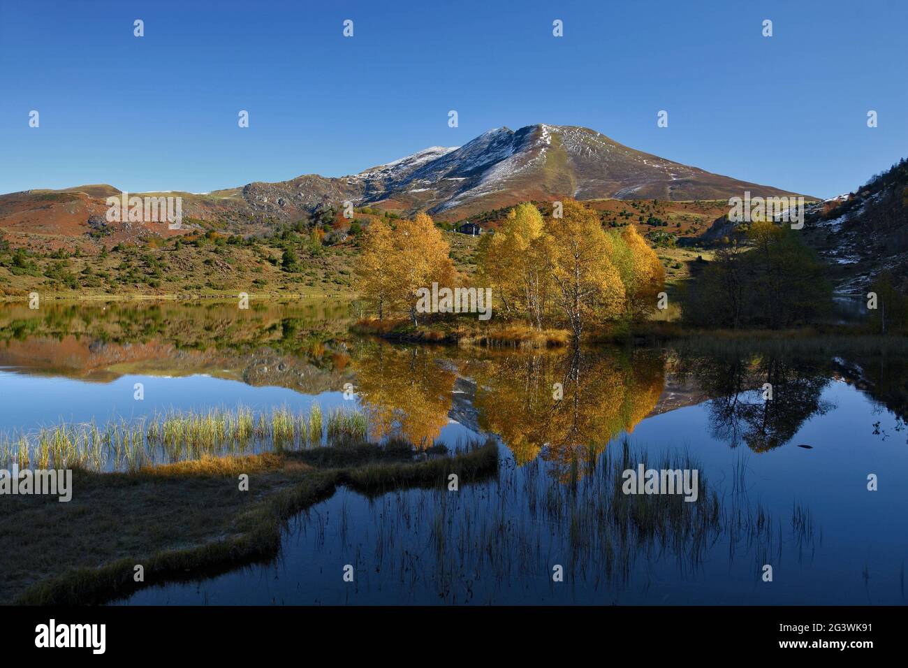 FRANCE. ARIEGE (09) ARIEGE PYRENEES MOUNTAINS. ETANG DE LERS IN THE FALL Stock Photo