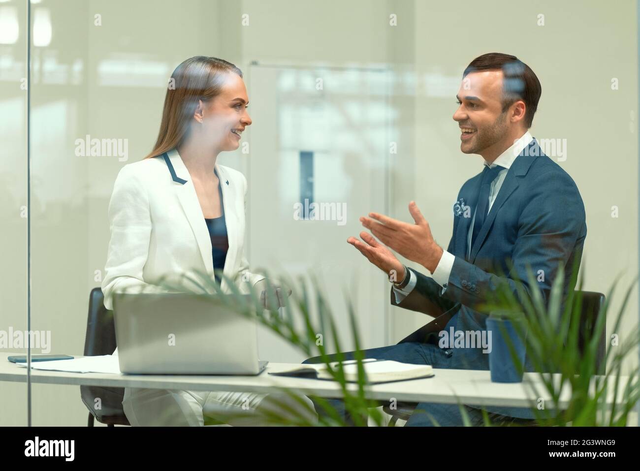 Man and woman discussing hi-res stock photography and images - Alamy