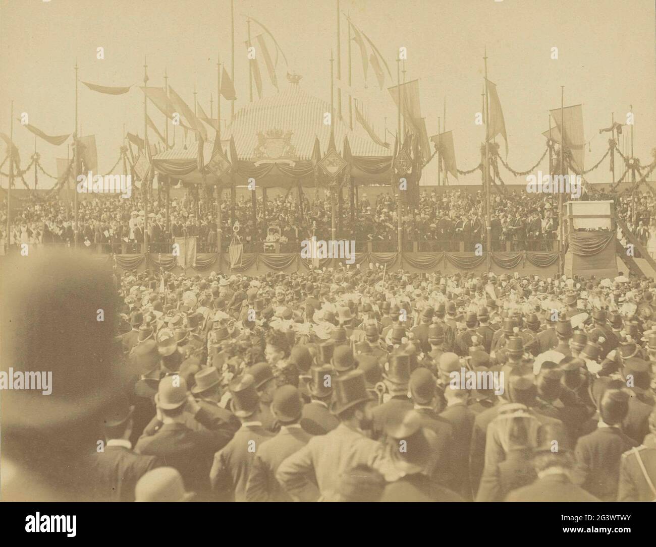 Queen Wilhelmina and Regentes Emma During the first stone laying of the Wilhelmina Gasthuis in Amsterdam under the watchful eye of a lot of public.; The first visit of Queen Wilhelmina and Queen-Regents Emma to Amsterdam / Memorial laying of the Wilhelmina Hospital by the juvenile queen May 28, 1891 ... Stock Photo