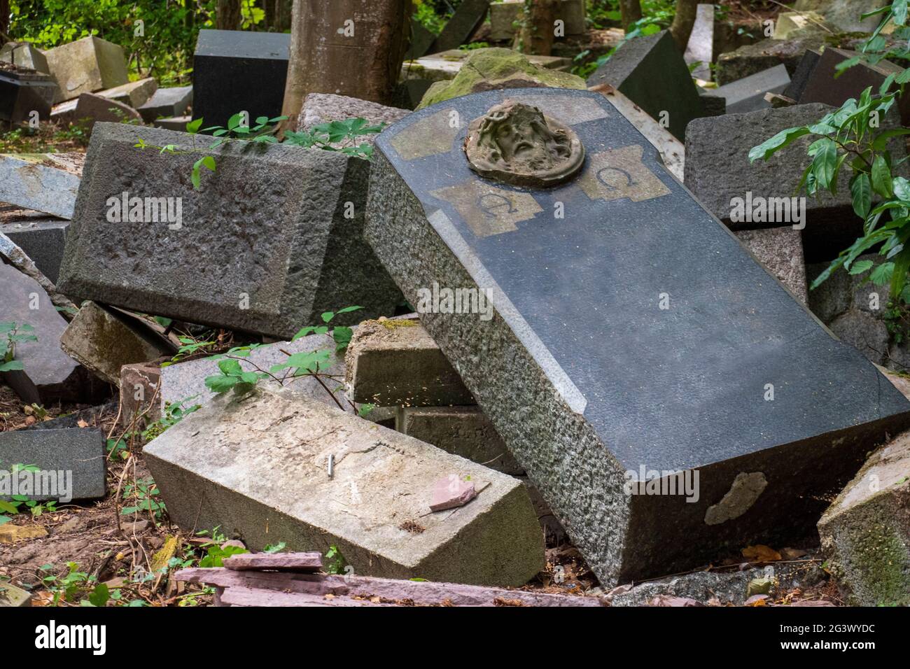 alte Grabsteine, von geräumten Gräbern Stock Photo - Alamy