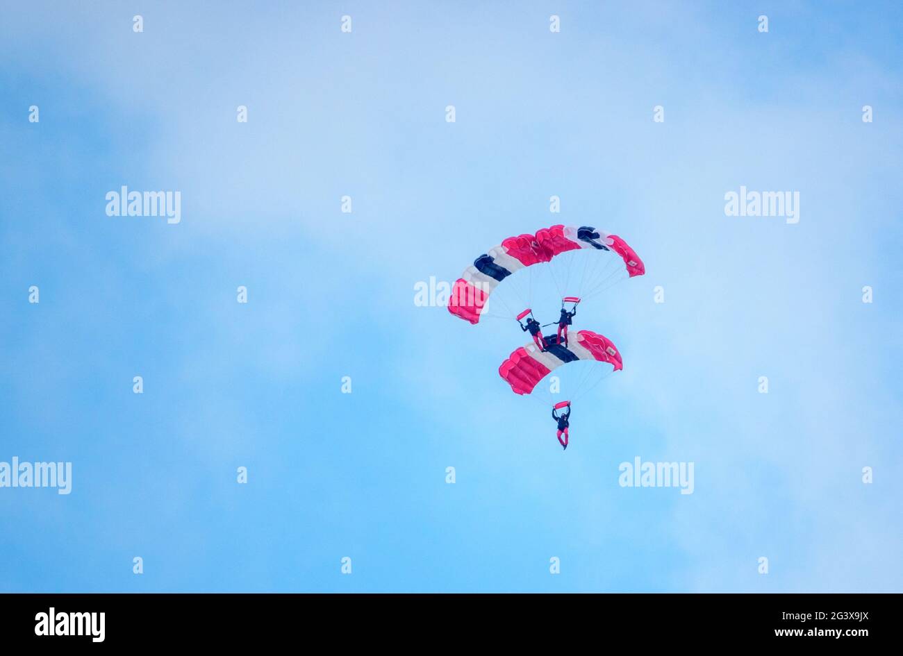Parachute Regiment Freefall Team members of 'The Red Devils' practise stacking over Netheravon Airfield, Salisbury Plain military training grounds und Stock Photo