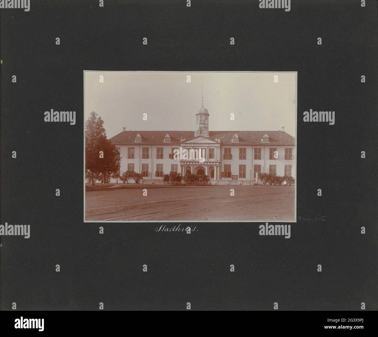 Front of the town hall of Batavia; City hall .. Part of travel album