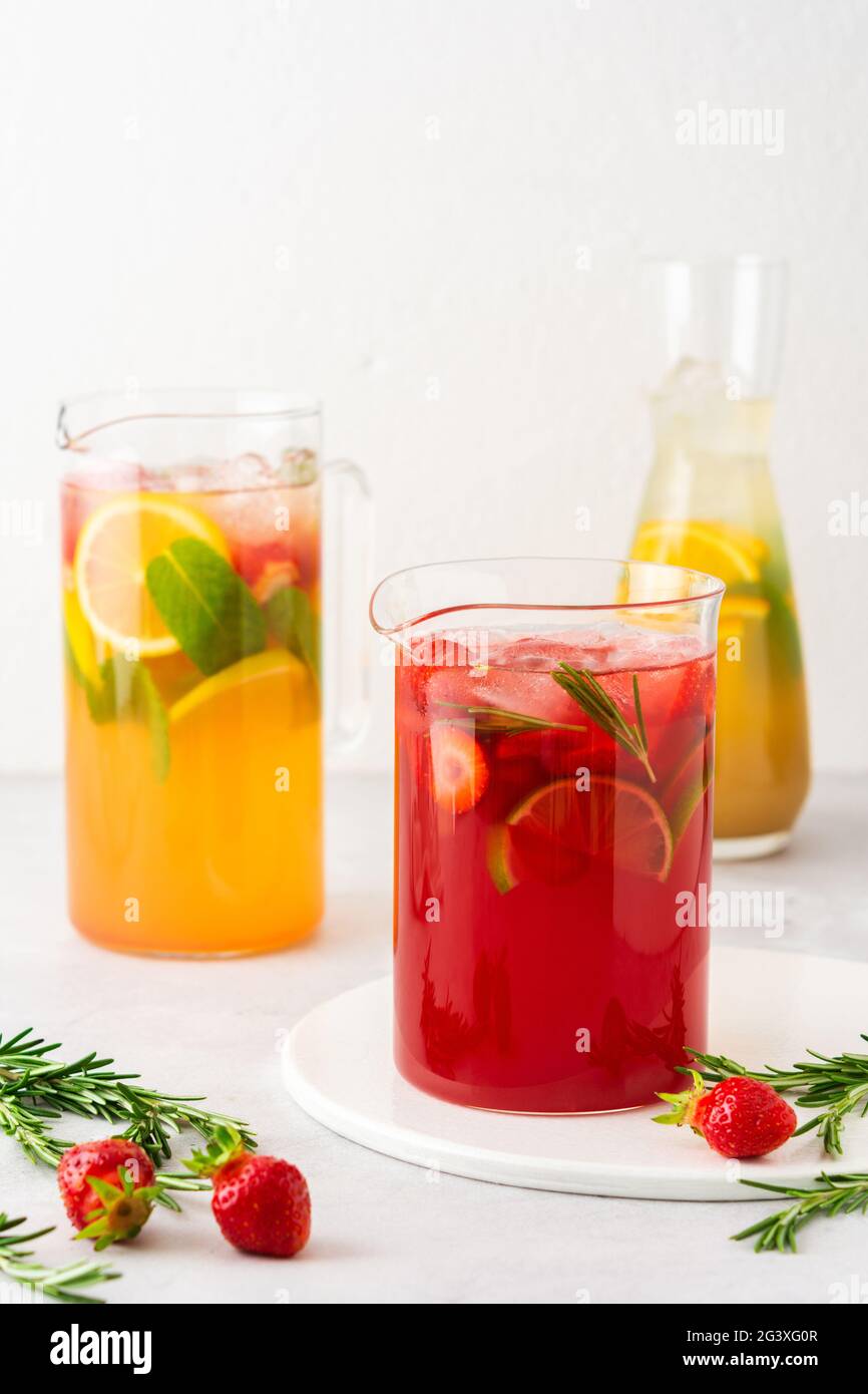 https://c8.alamy.com/comp/2G3XG0R/jugs-of-fresh-refreshing-fruit-drinks-with-fruit-wedges-summer-cold-juices-with-ice-2G3XG0R.jpg