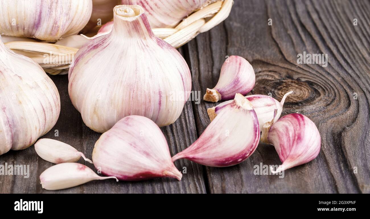 Garlic cloves and garlic bulb on a old wooden table Stock Photo - Alamy