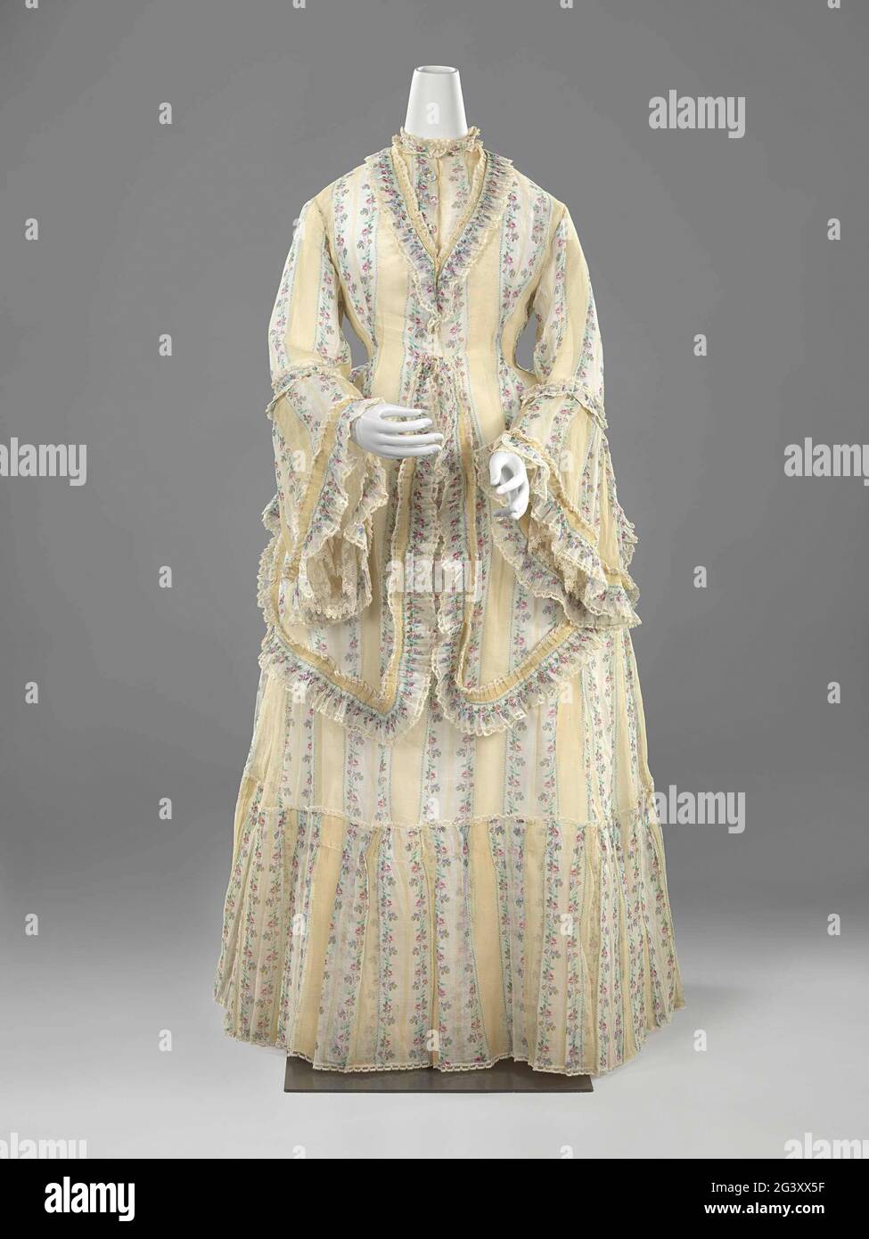 Promenade Dress. A promenade costume was less formal than an evening gown,  and was worn in daytime during outdoor activities. In general promenade  costumes were made of plain fabric, trimmed with strips