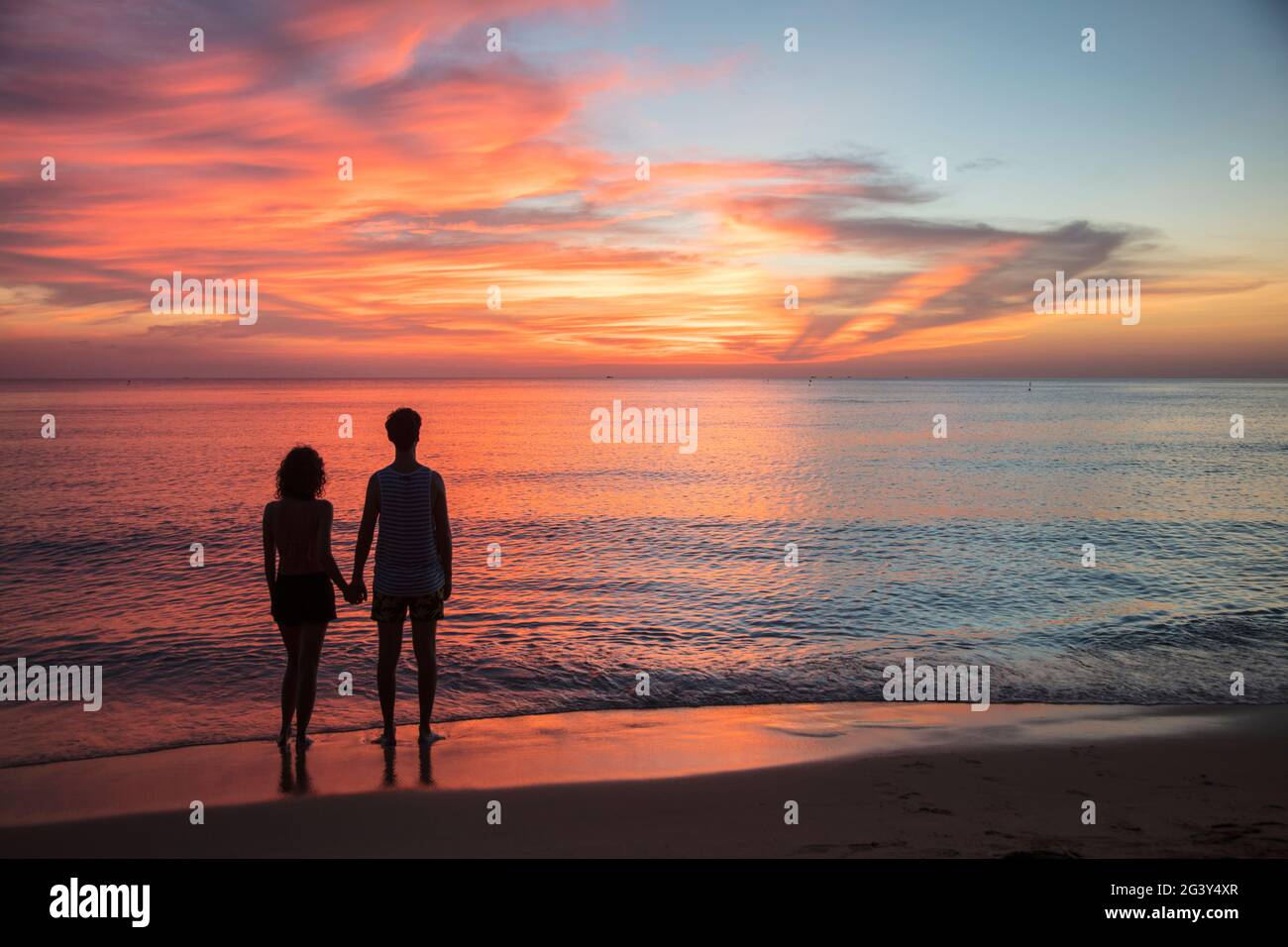 https://c8.alamy.com/comp/2G3Y4XR/silhouette-of-young-couple-holding-hands-on-ong-lang-beach-at-sunset-ong-lang-phu-quoc-island-kien-giang-vietnam-asia-2G3Y4XR.jpg