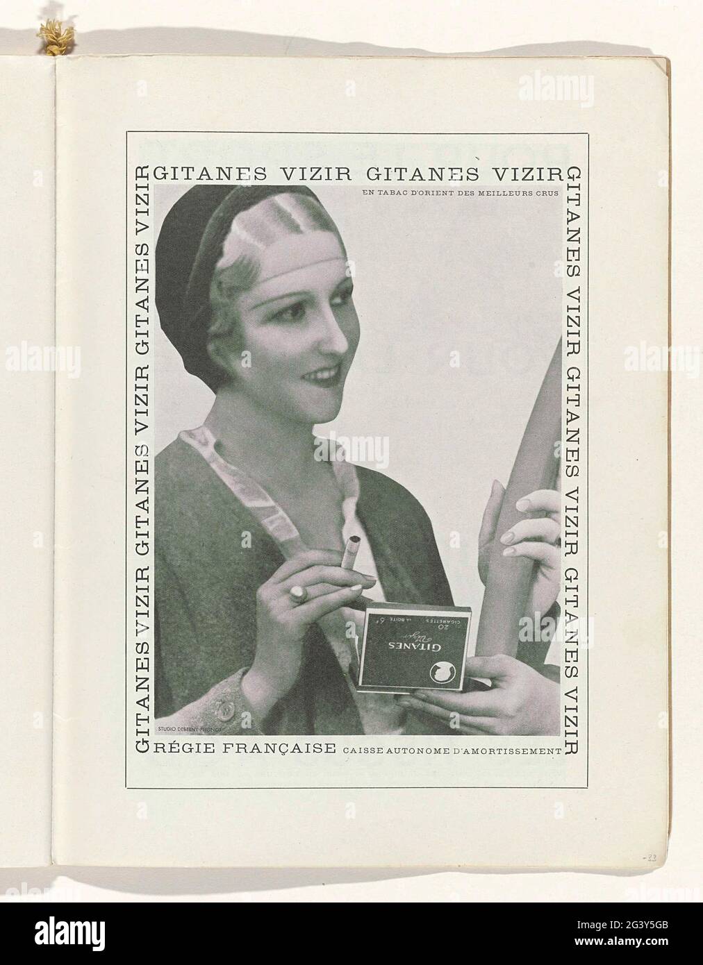 Art - Taste - Beauty, leaflets of female elegance, March 1932, No. 139, 12th year, p. 33. Advertent Voor Sigaretten 'Gitanes Vizir'.pagina ITU Het Modetijdschrift Art-Taste-Beauty (1920-1933). Stock Photo