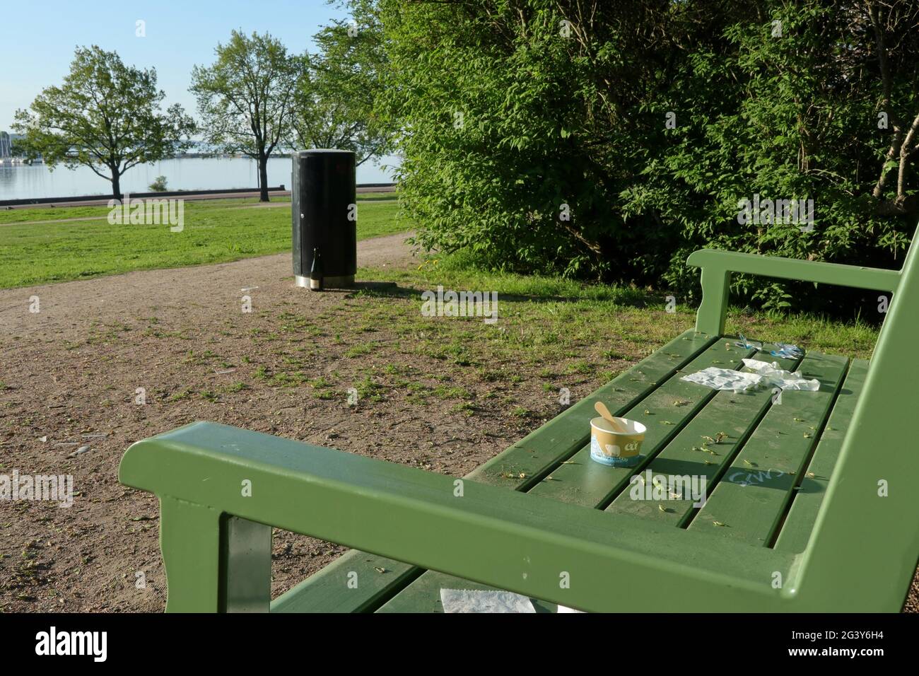 Outdoor trash can hi-res stock photography and images - Page 2 - Alamy