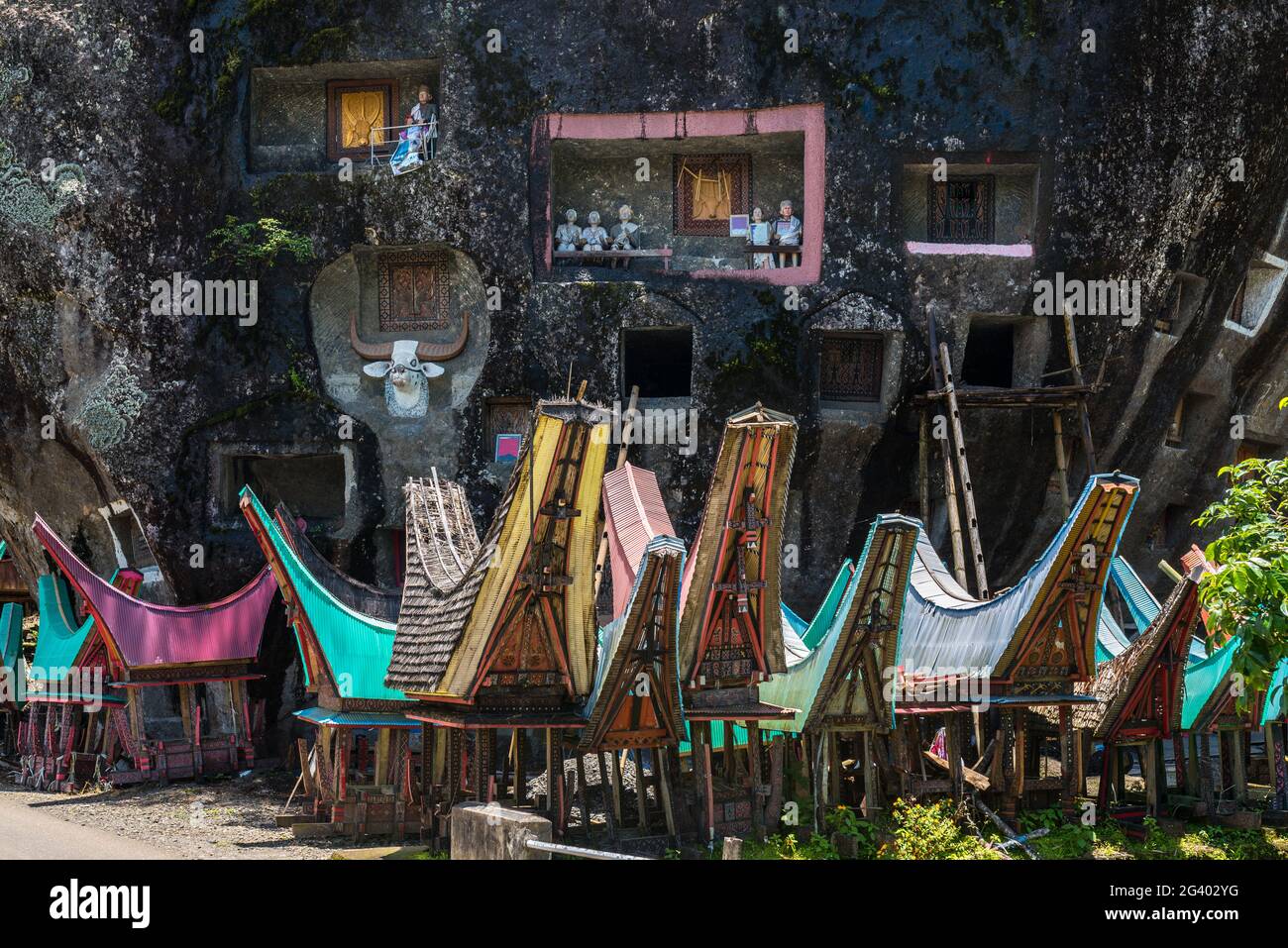 Houses of the dead in front of the Loâ€™ko Mata rock in Tana Toraja Stock Photo