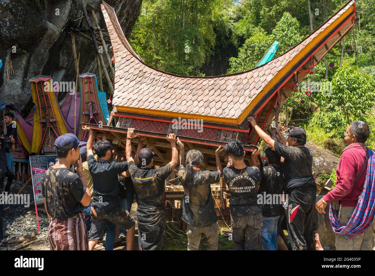 Funeral ceremony at the rock tombs of Lo'ko Mata on Sulawesi Stock Photo