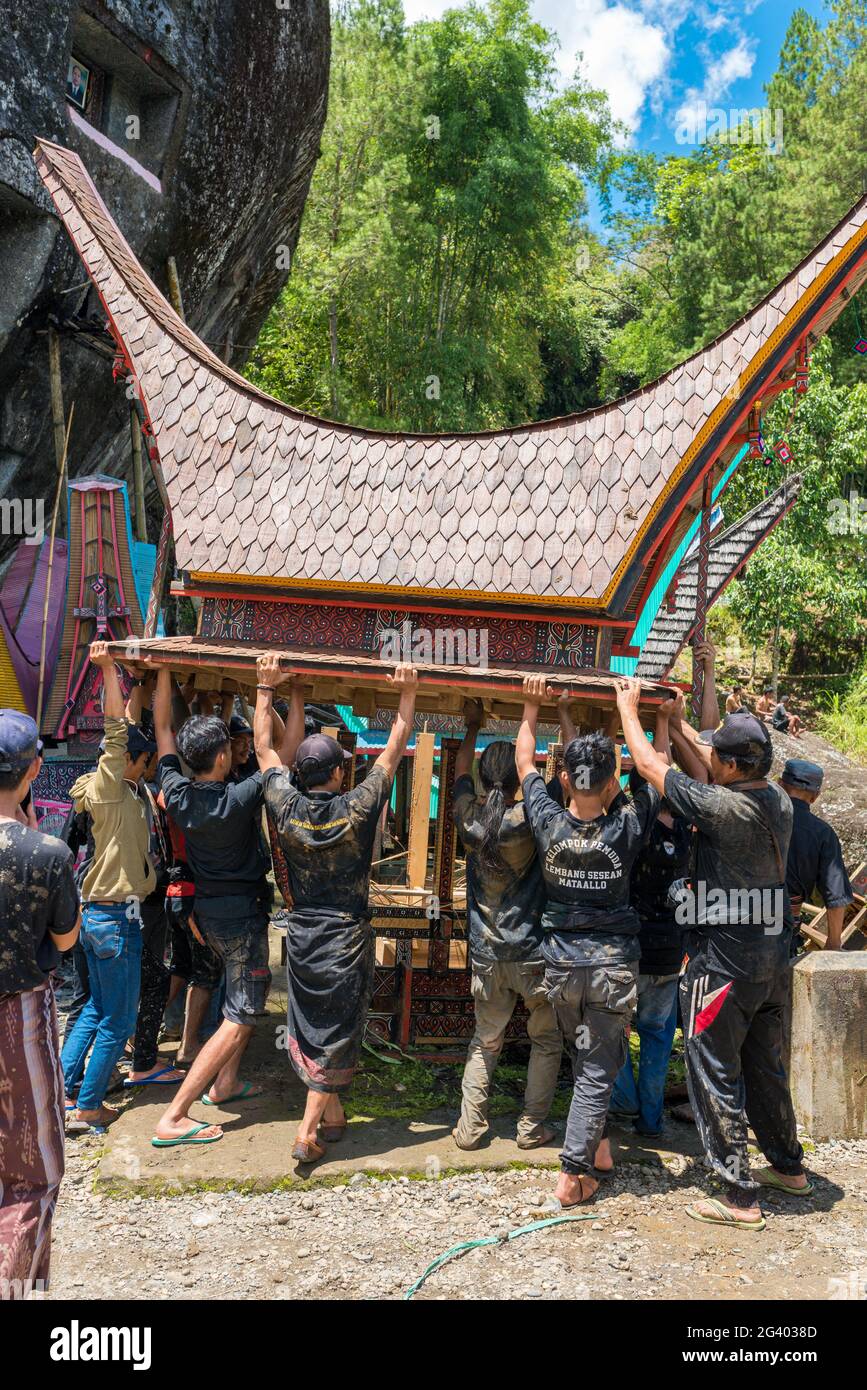 Funeral ceremony at the rock tombs of Lo'ko Mata Stock Photo