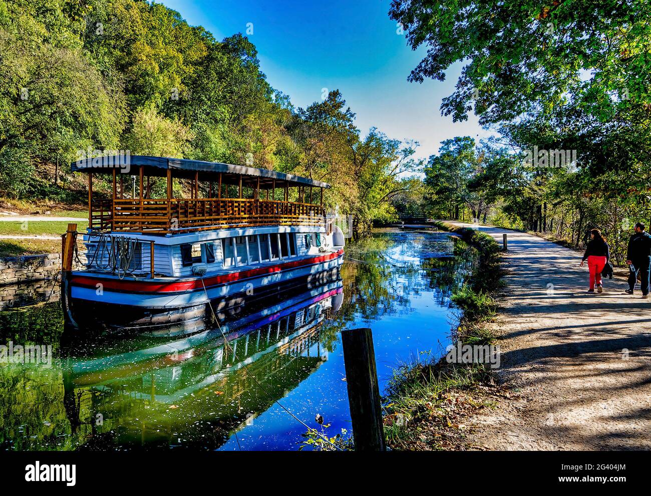 Boat tied up on canal hi-res stock photography and images - Alamy