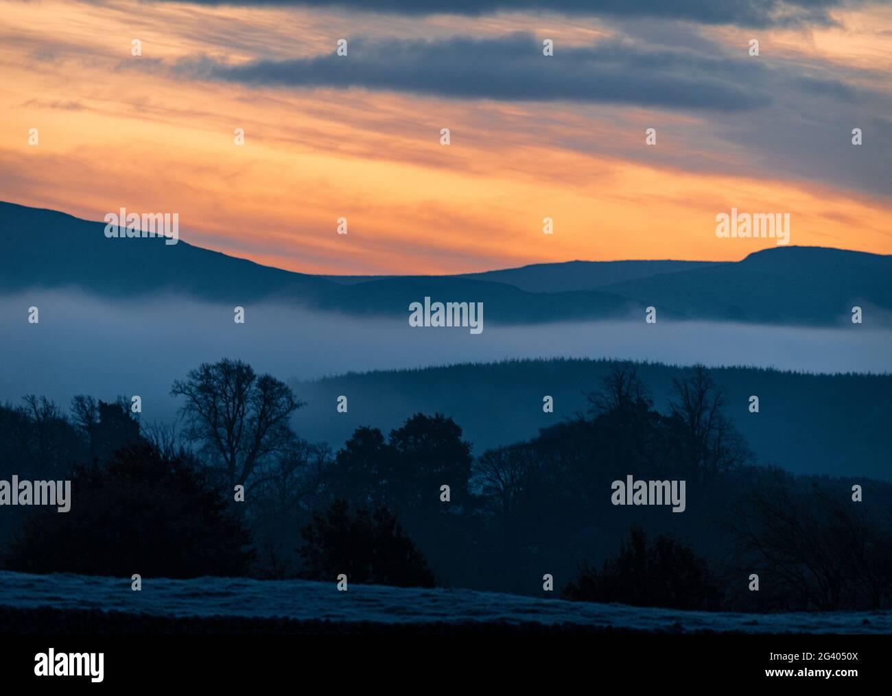 Early morning sky orange hi-res stock photography and images - Alamy