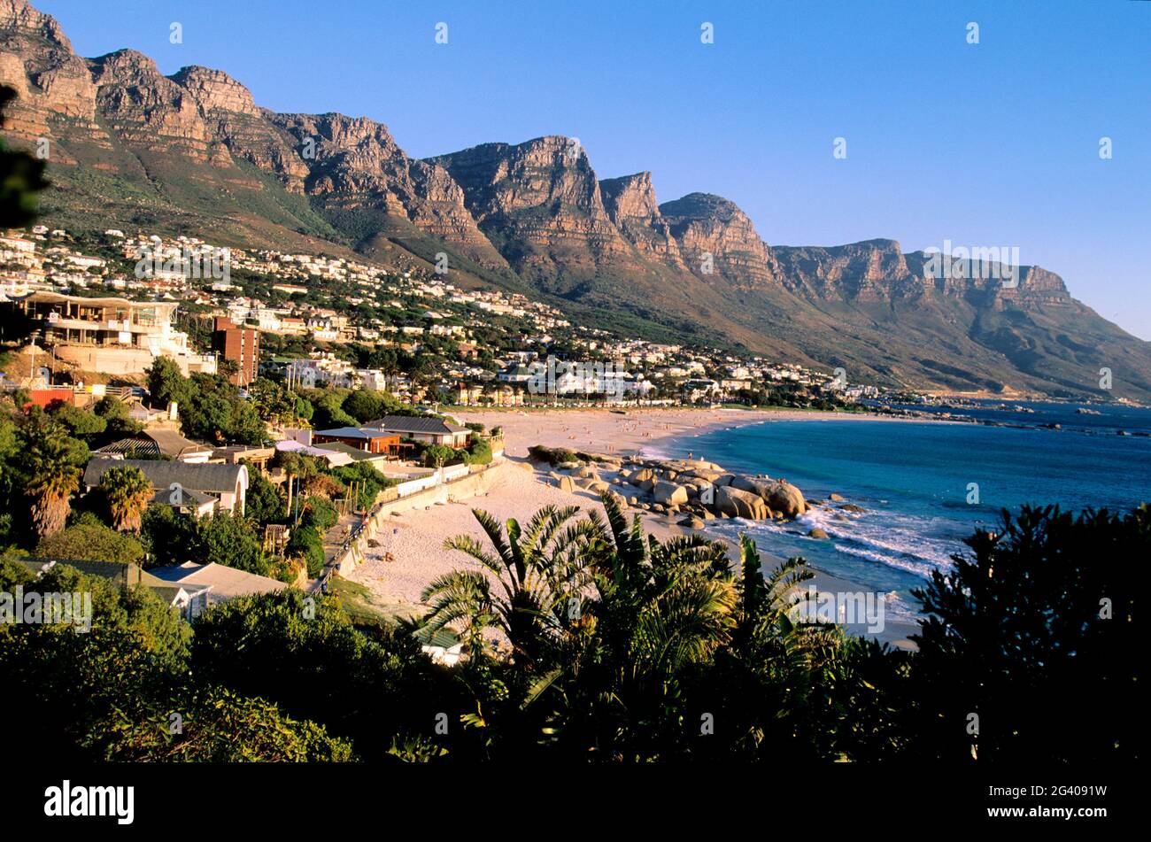 SOUTH AFRICA. CAPE TOWN. CAMPS BAY BEACH, WITH THE TWELVE APOSTLES MOUNTAIN ON THE BACKGROUND Stock Photo